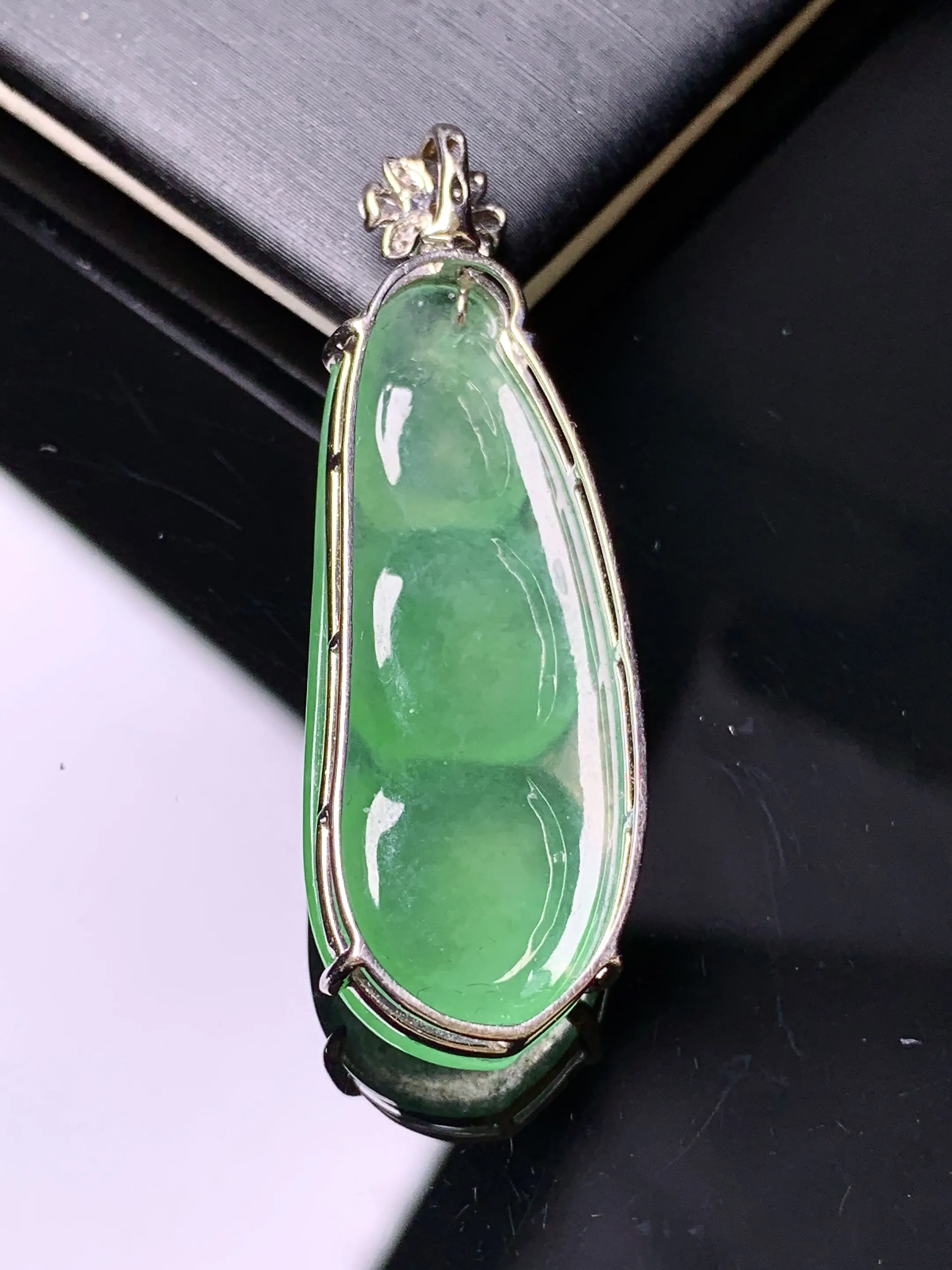 18k金钻镶嵌翠绿四季豆吊坠 玉质细腻 色泽艳丽清新 整体尺寸40.8*13.5*7