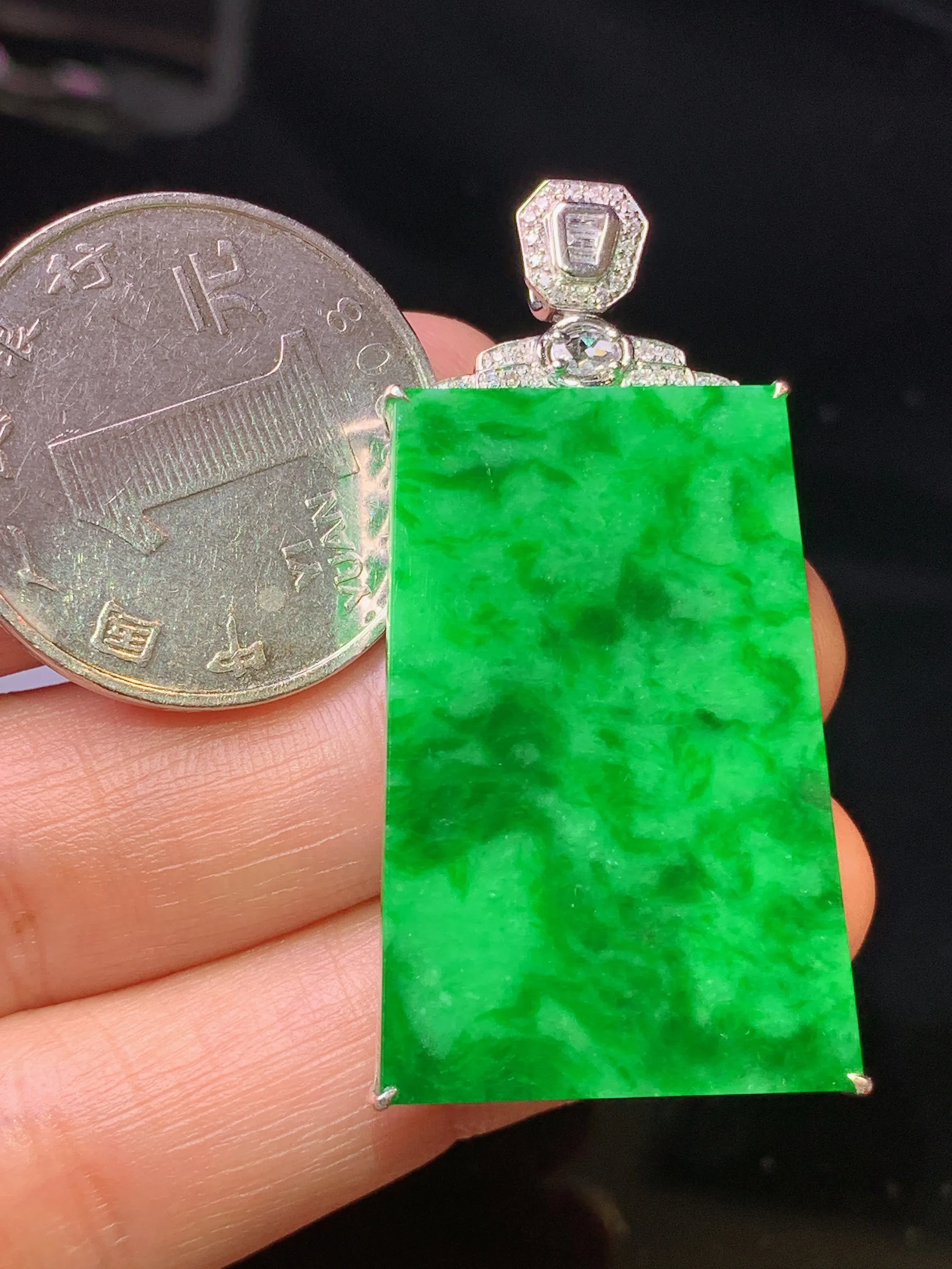 18k金钻镶嵌翠绿无事牌吊坠 玉质细腻 色泽艳丽清新 整体尺寸 43.6*22*5.2