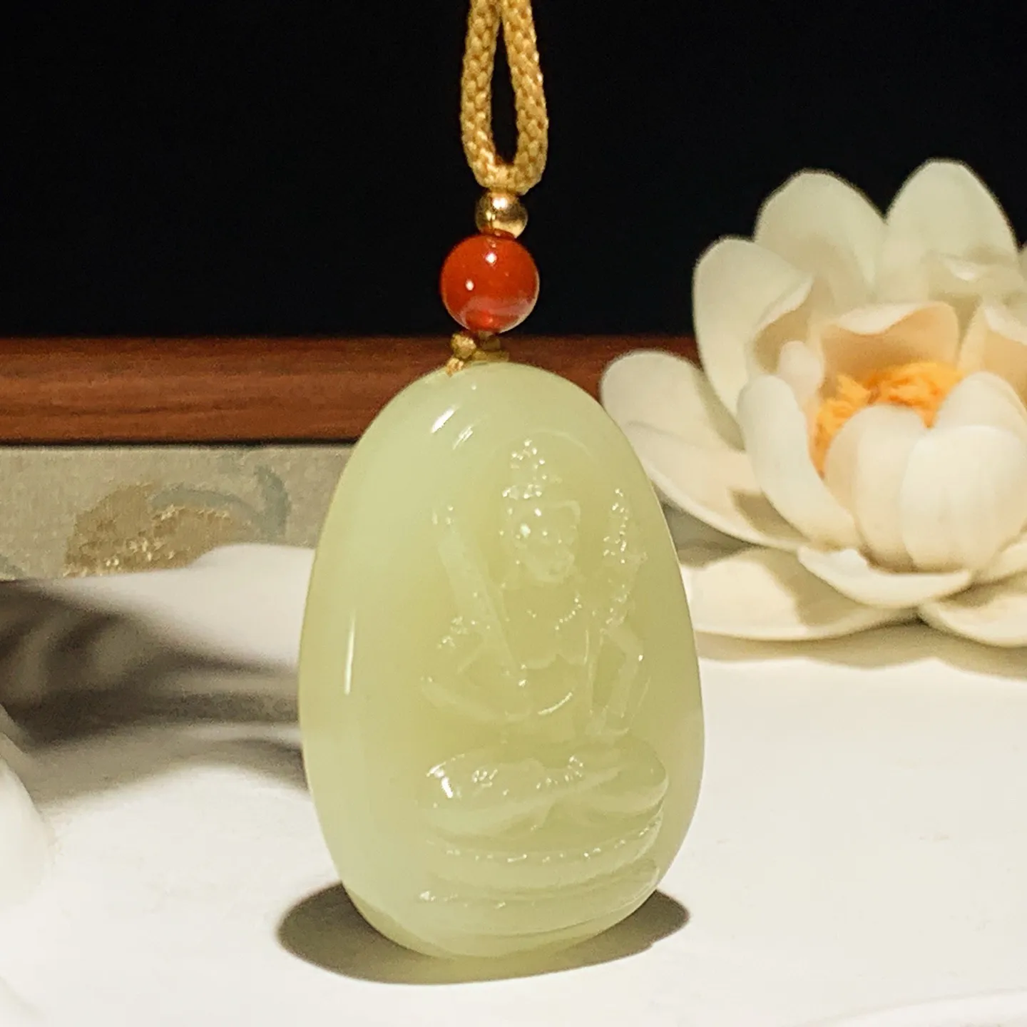 新疆若羌黄口料虚空藏菩萨牌子挂件。尺寸38/28/12重27.5克。玉质细腻油润。手推出油。佩戴高端