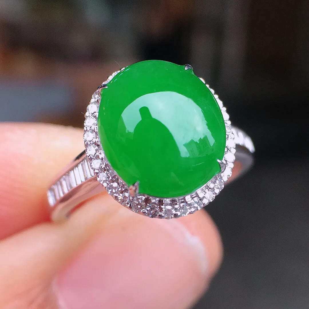 阳绿蛋面戒指，色泽均匀艳丽，玉质细腻，荧光感超
强，饱满圆润，尽显优雅气质，18k
金豪华镶嵌