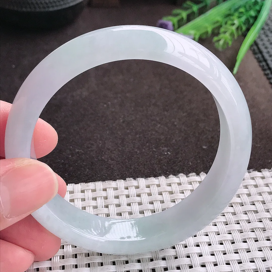 实拍A货翡翠59/14.3/8.1老坑秀气冰润月光白手镯宽边翡翠玉镯