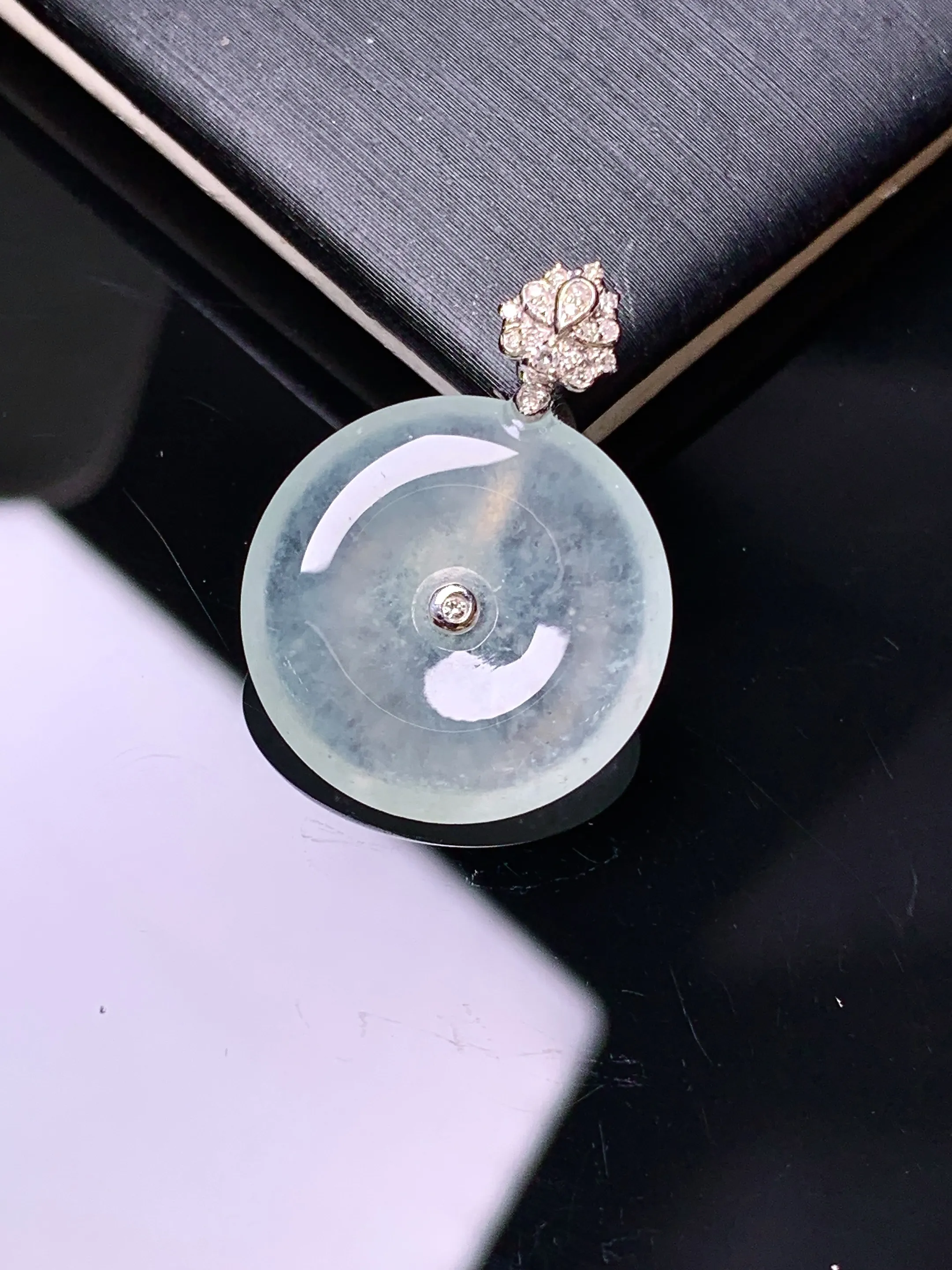 18金钻镶嵌冰种平安扣吊坠 玉质细腻 色泽清新艳丽 整体尺寸23.6*17.3*4