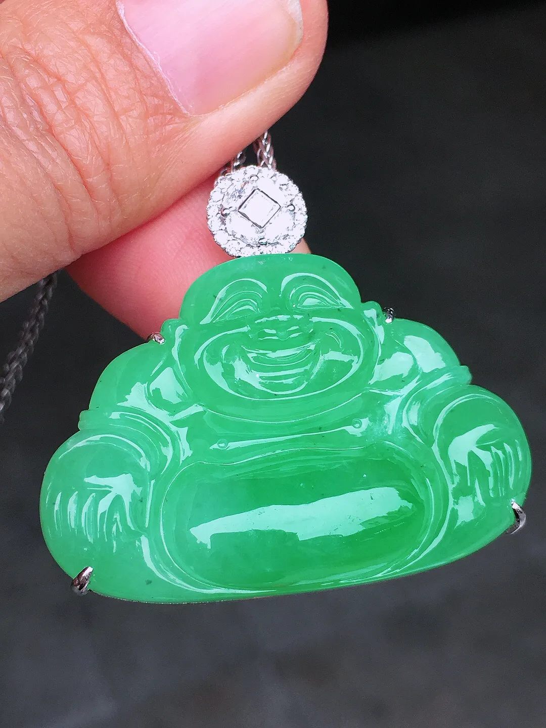 阳绿佛公吊坠，色泽均匀艳丽，玉质细腻，荧光感超
强，饱满圆润，尽显优雅气质，18k
金豪华镶嵌