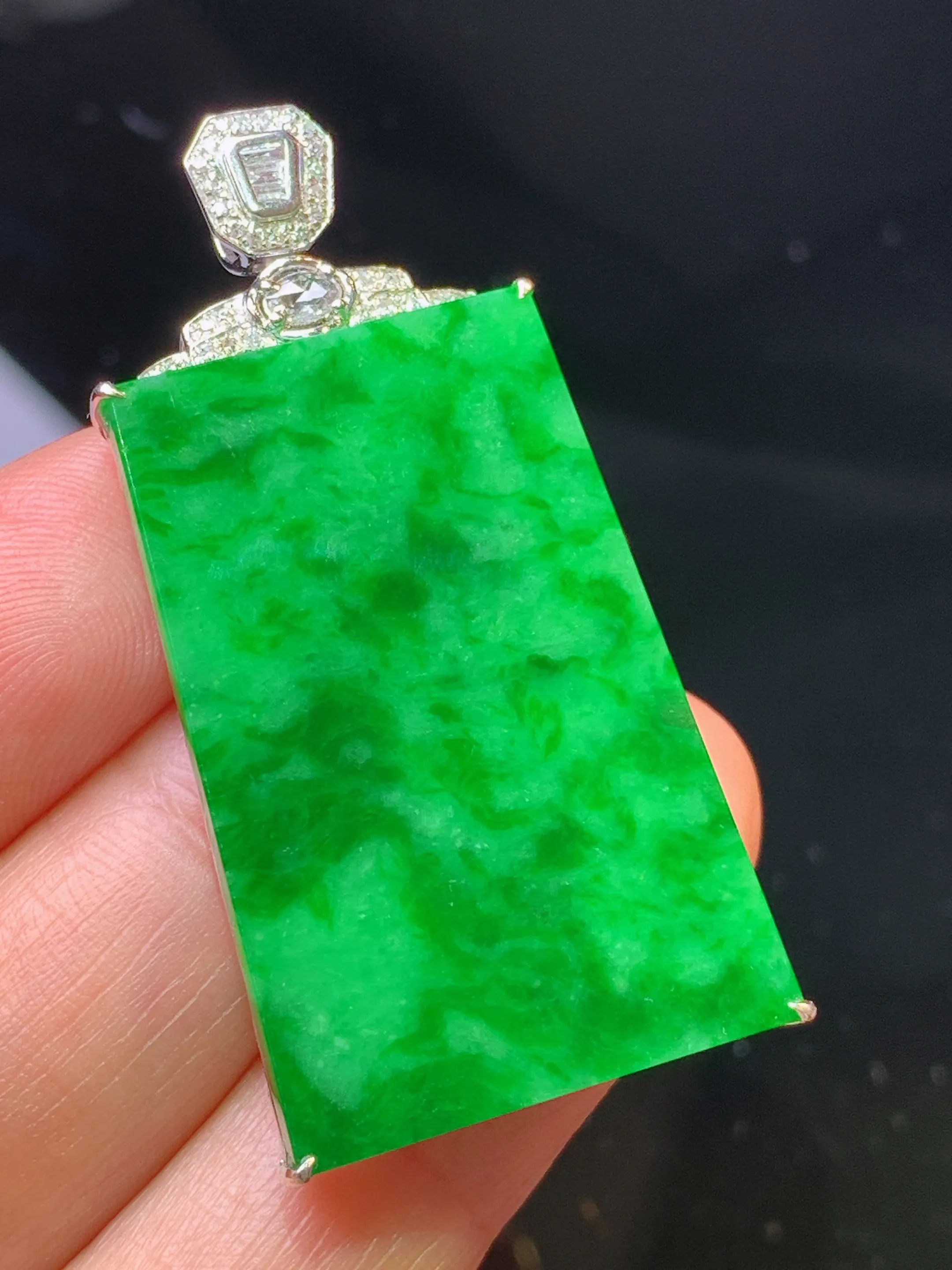 18k金钻镶嵌翠绿无事牌吊坠 玉质细腻 色泽艳丽清新 整体尺寸 43.6*22*5.2