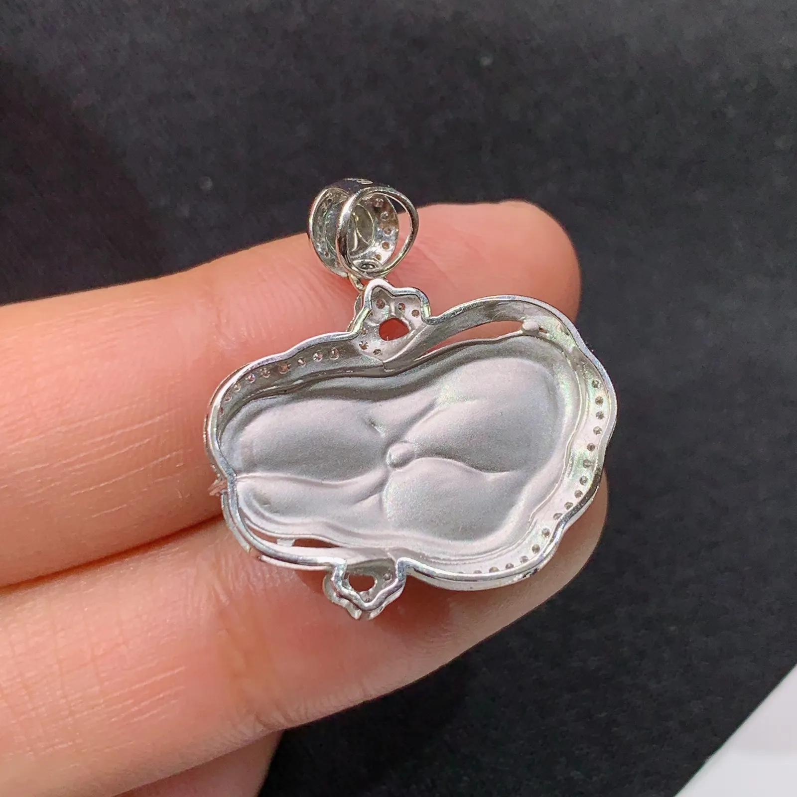 冰阳绿荷叶吊坠，18k金镶嵌，冰润色阳，玉质细腻，种水足，Xg 尺寸24.1*23.2*6.2