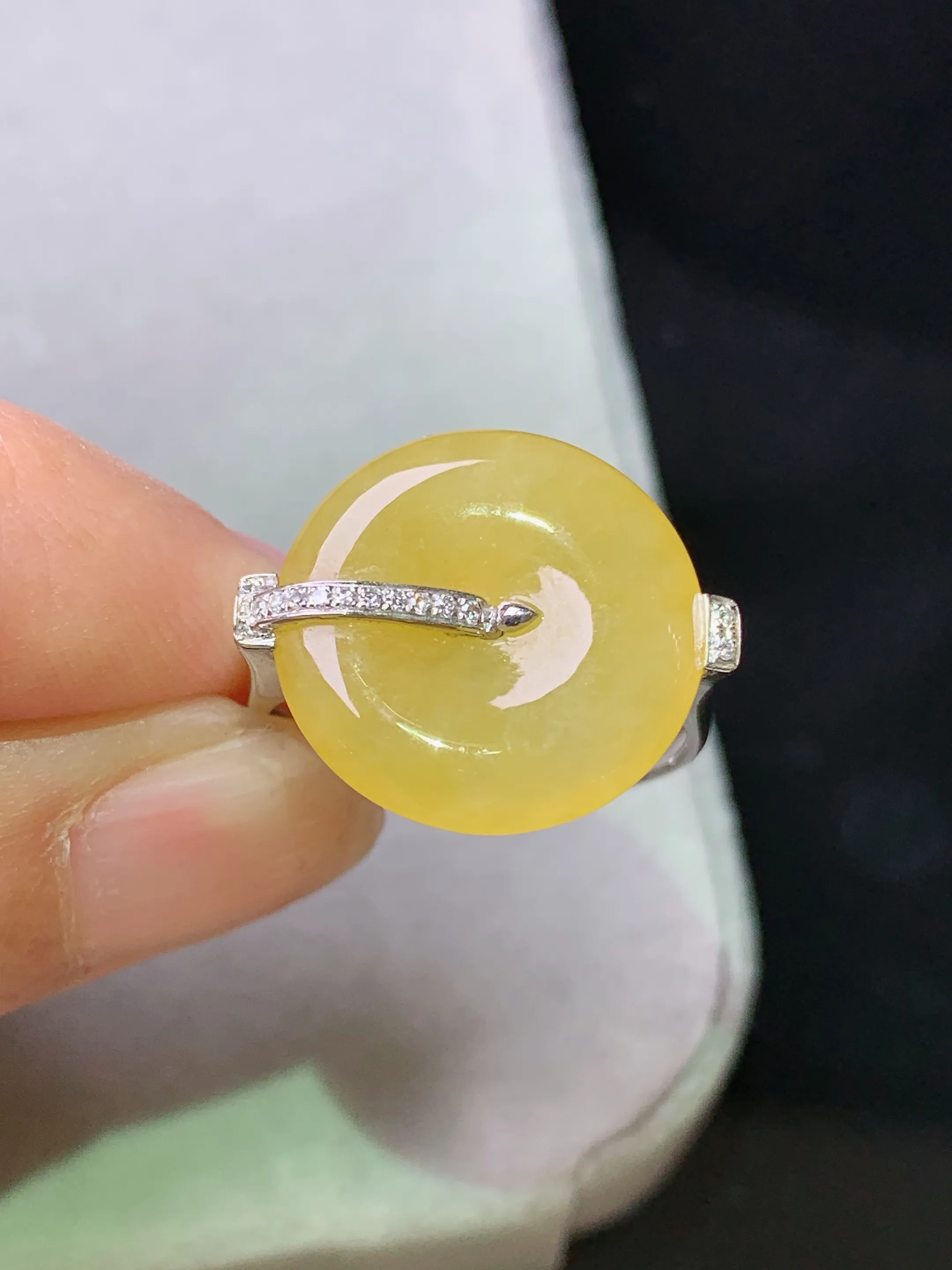 18k金钻镶嵌黄翡平安扣戒指 玉质细腻 色泽艳丽清新 圈口14.5 整体尺寸 15.6*3.2