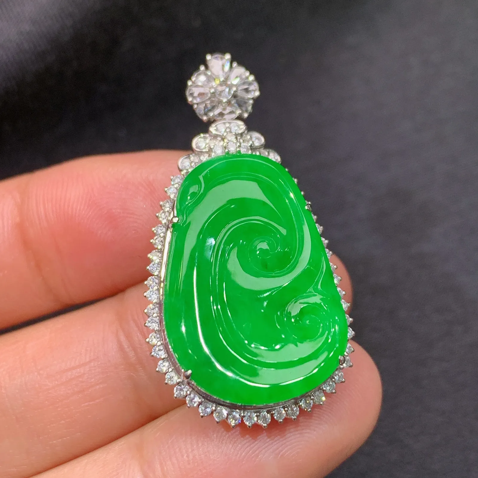 阳绿如意吊坠，18k金镶嵌，色泽鲜阳，冰润细腻，种水足，Lp 尺寸36.5*19.5*9.6