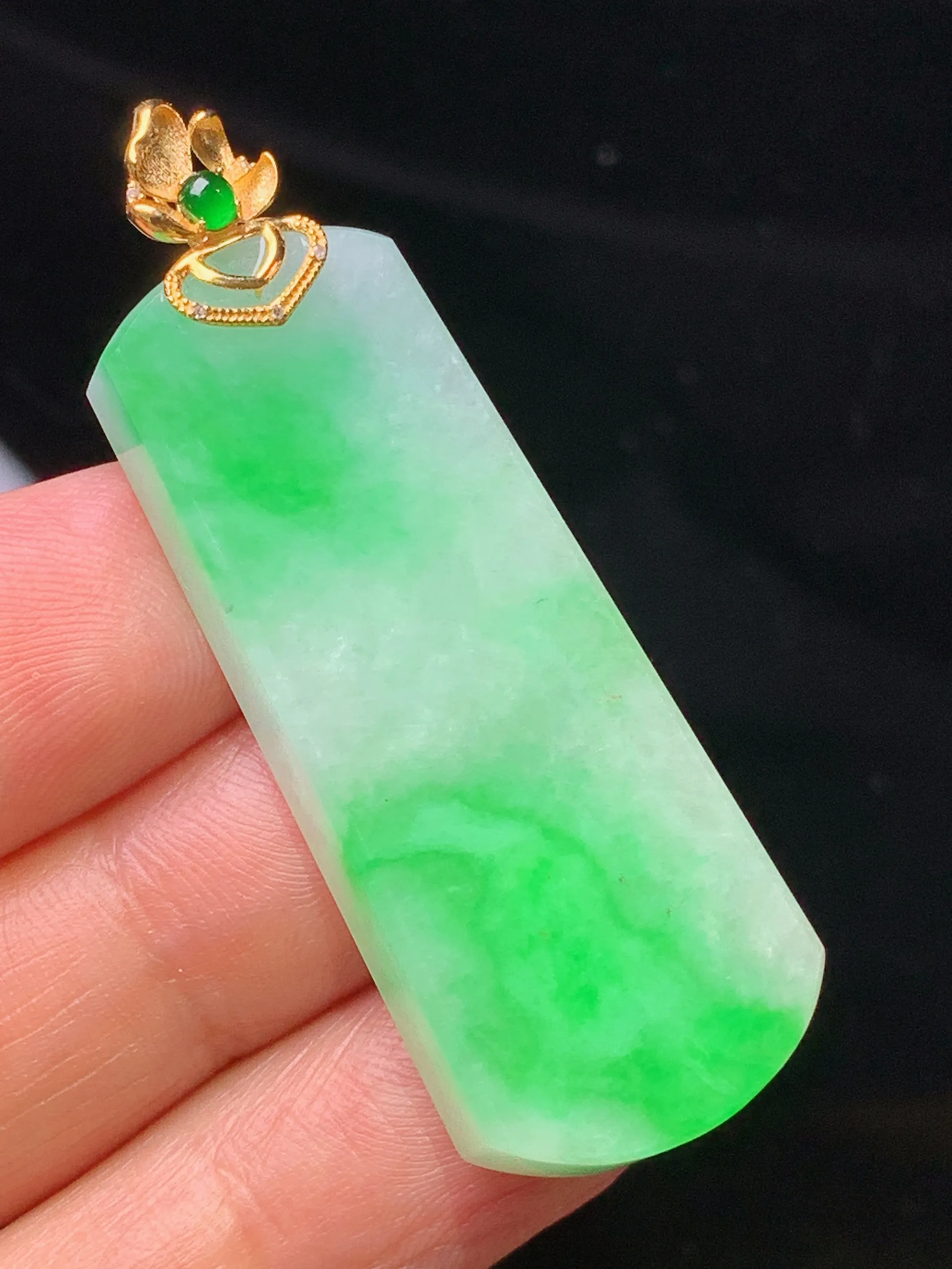 18金镶嵌翠绿无事牌吊坠 玉质细腻 色泽清新艳丽 整体尺寸47.8*16.7*4.7