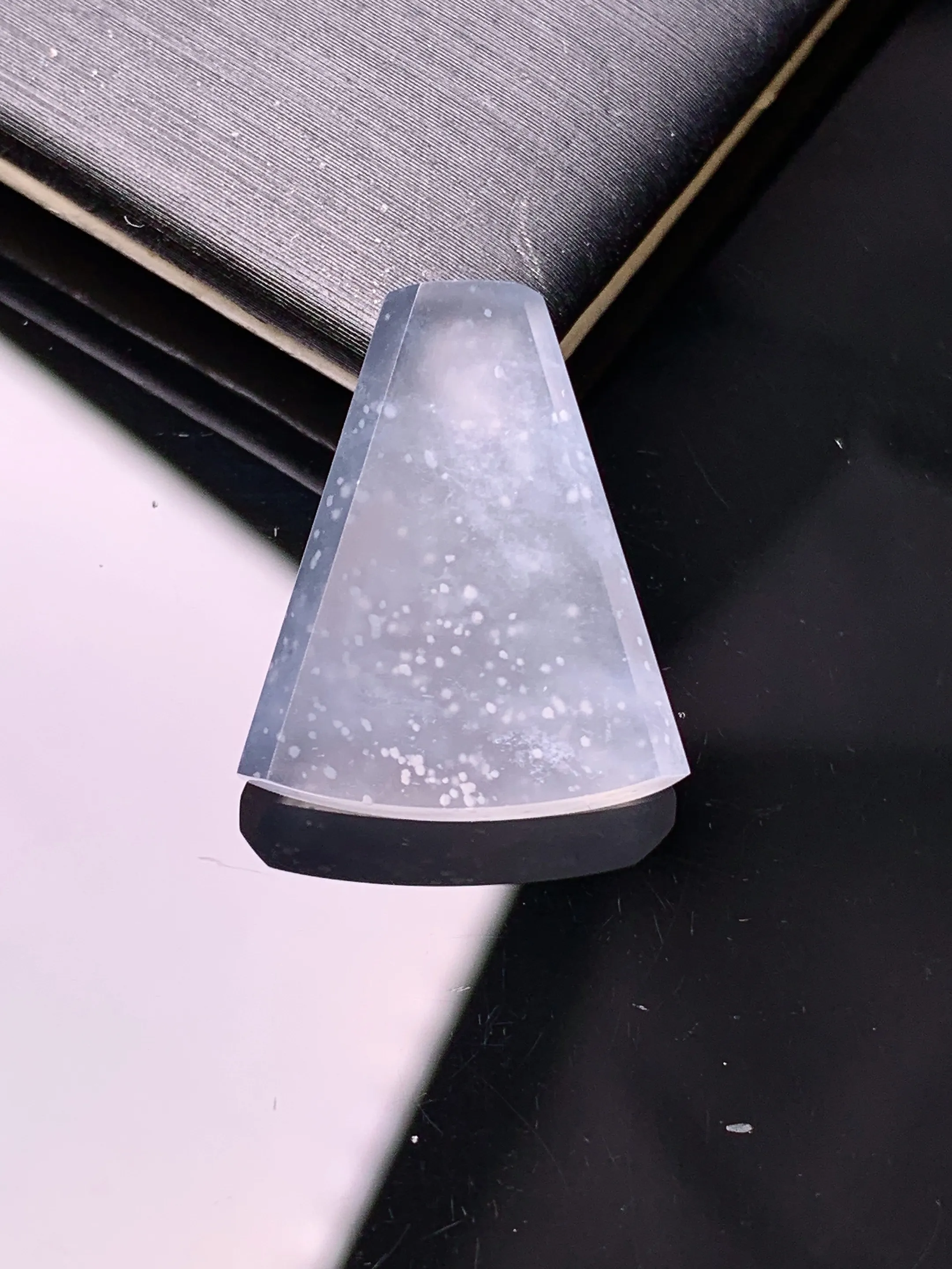 镶嵌款 冰种无事牌吊坠 玉质细腻 色泽清新艳丽 整体尺寸20.5*17.2*3.8