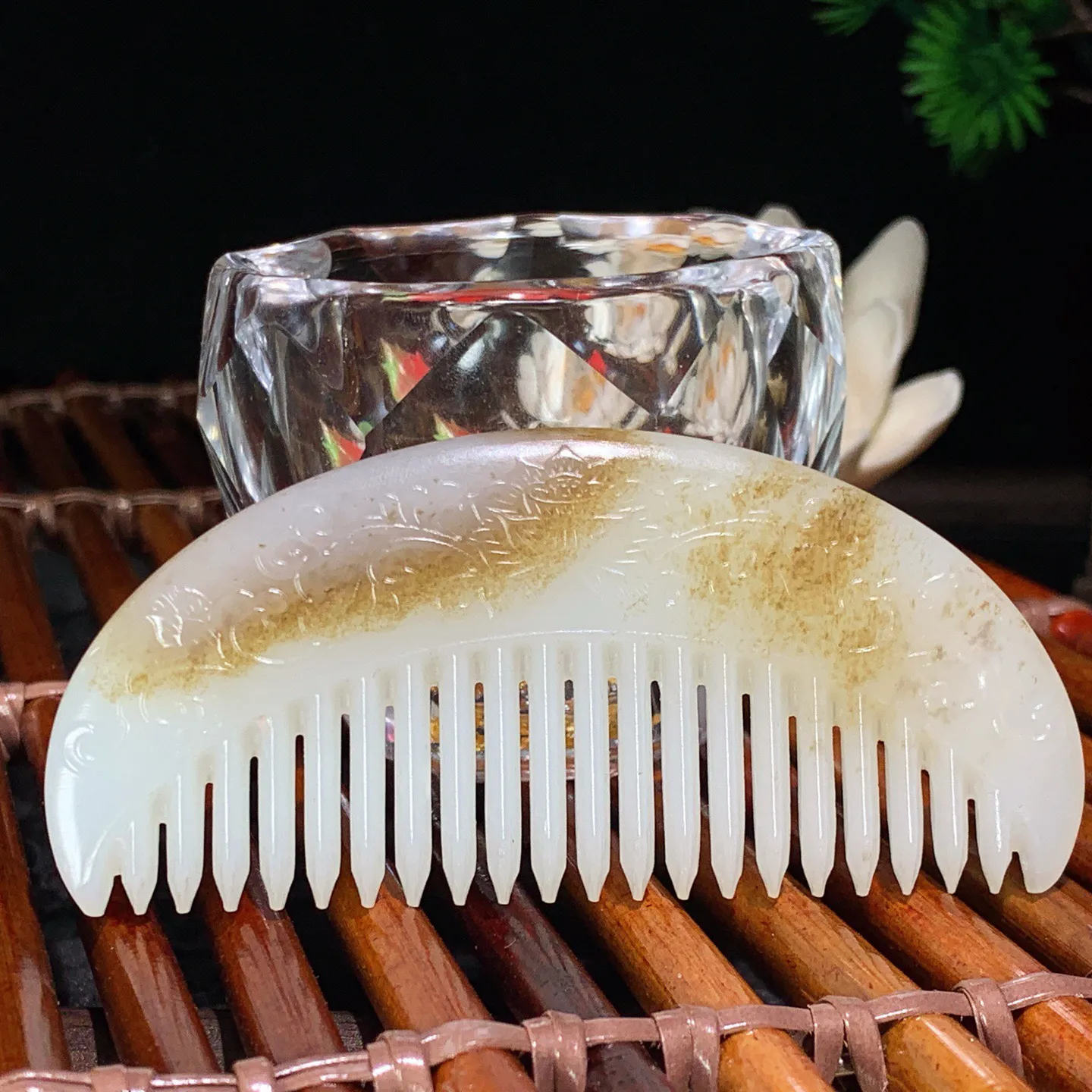 新疆和田玉且末糖梳子。尺寸83/39/7重38克。玉质细腻油润。手推出油。佩戴高端典雅。lt2601