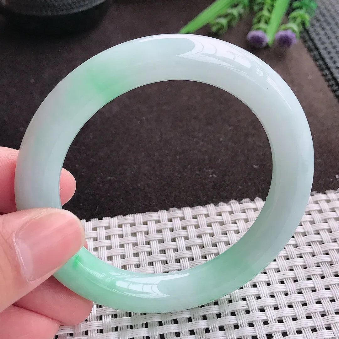 实拍A货翡翠56/10.5/10.7老坑冰润水灵飘阳绿圆条手镯翡翠玉镯