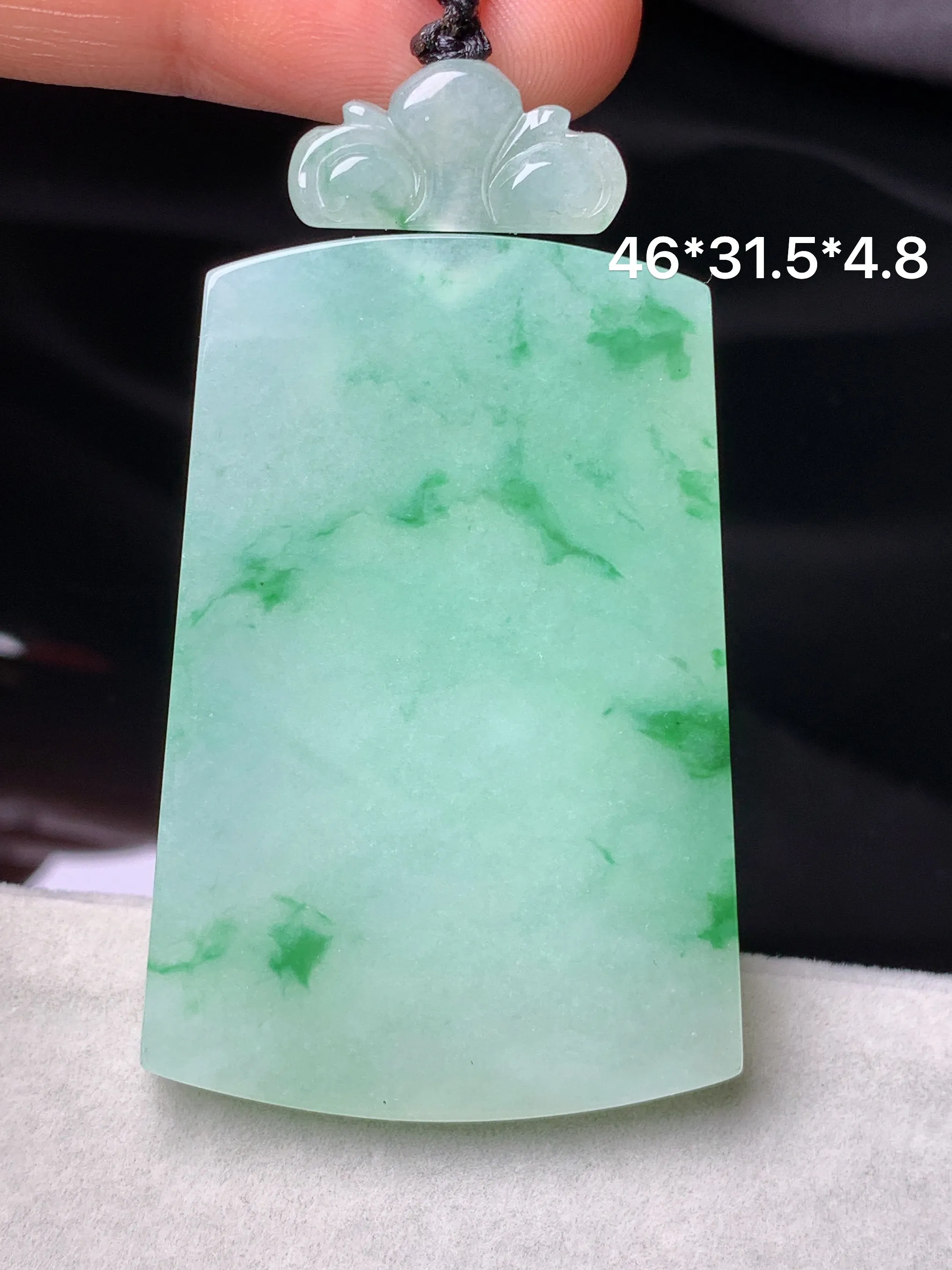 飘绿无事牌吊坠 玉质细腻 色泽清新艳丽 整体尺寸46*31.5*4.8