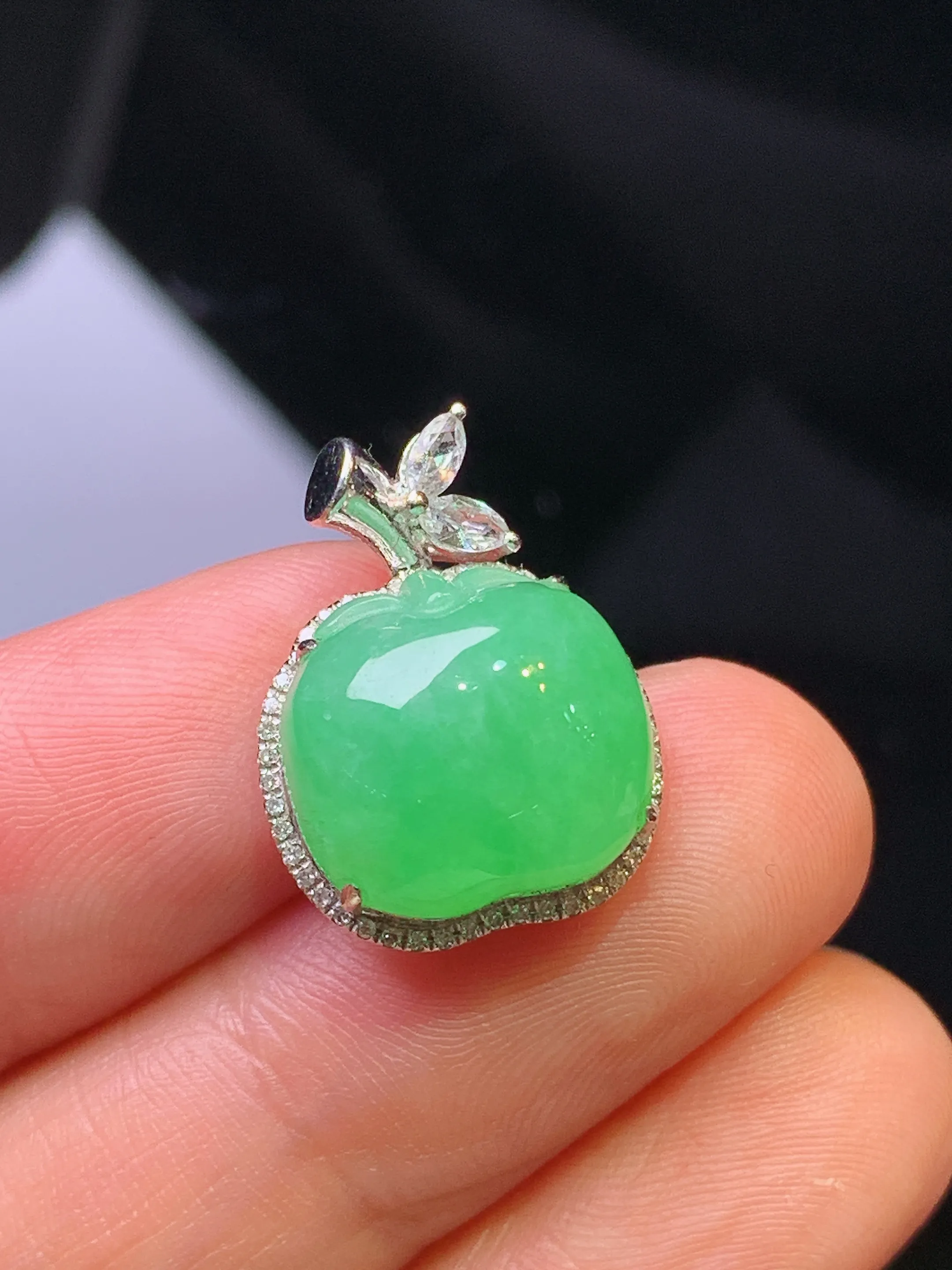 18金钻镶嵌翠绿苹果吊坠 玉质细腻 色泽清新艳丽 整体尺寸18.8*14.3*9.8