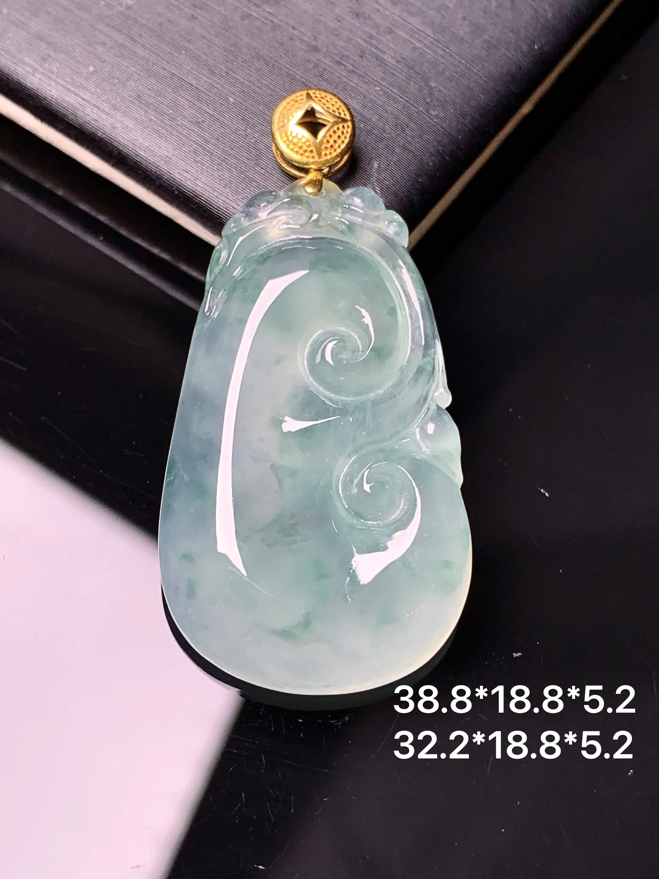 18金镶嵌飘绿如意吊坠 玉质细腻 色泽清新艳丽 整体尺寸38.8*18.8*5.2