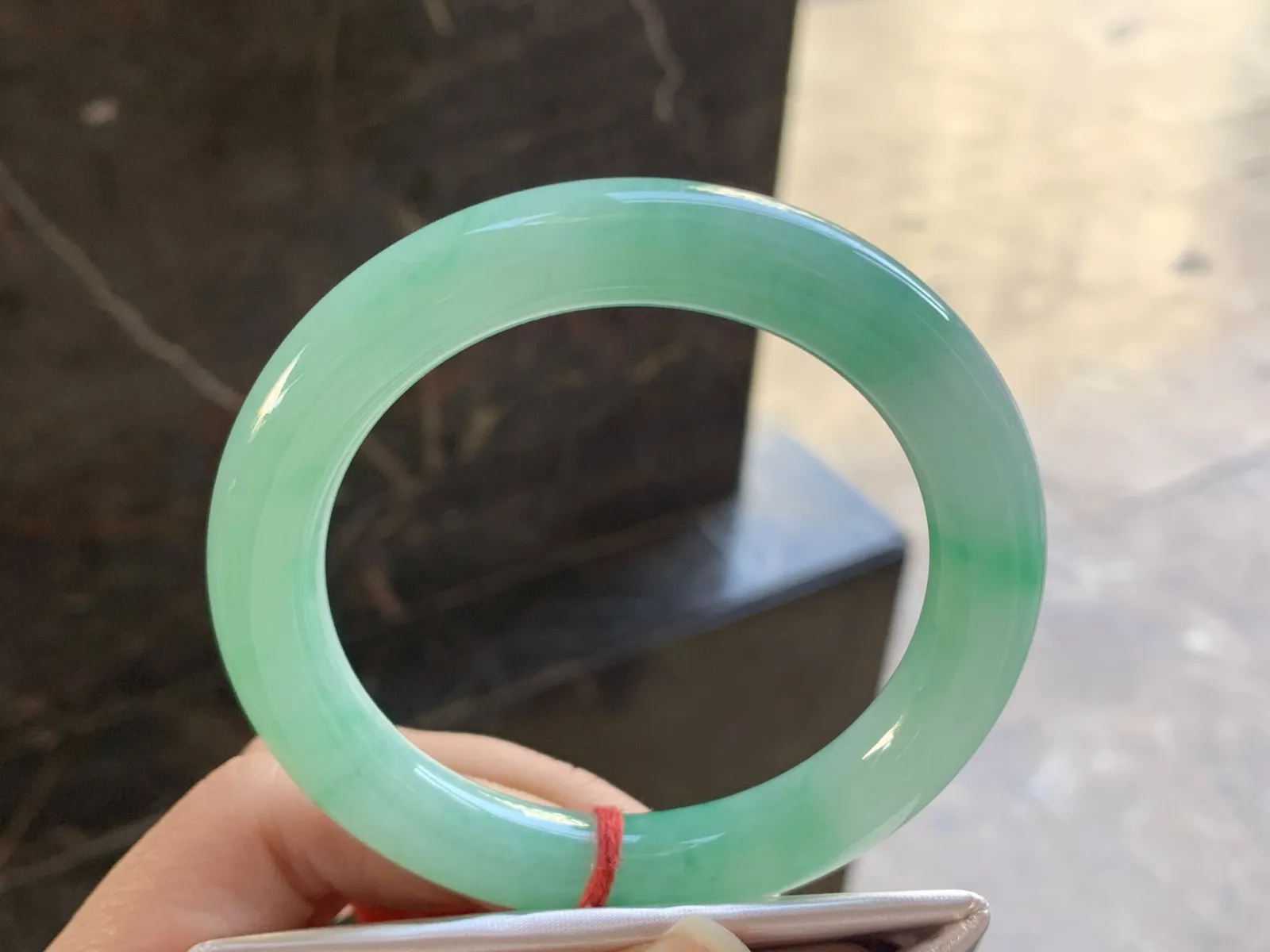 56.5-10.5

阳绿色圆条手镯^_^玉质温润 色阳