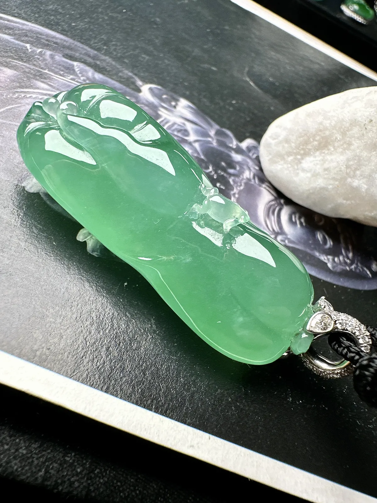 【冰种满绿呱呱来财吊坠】大尺寸佛手瓜，质地冰润细腻，种老起光，收藏品质，18k金钻镶嵌扣头，裸石尺寸51.5*20*16毫米