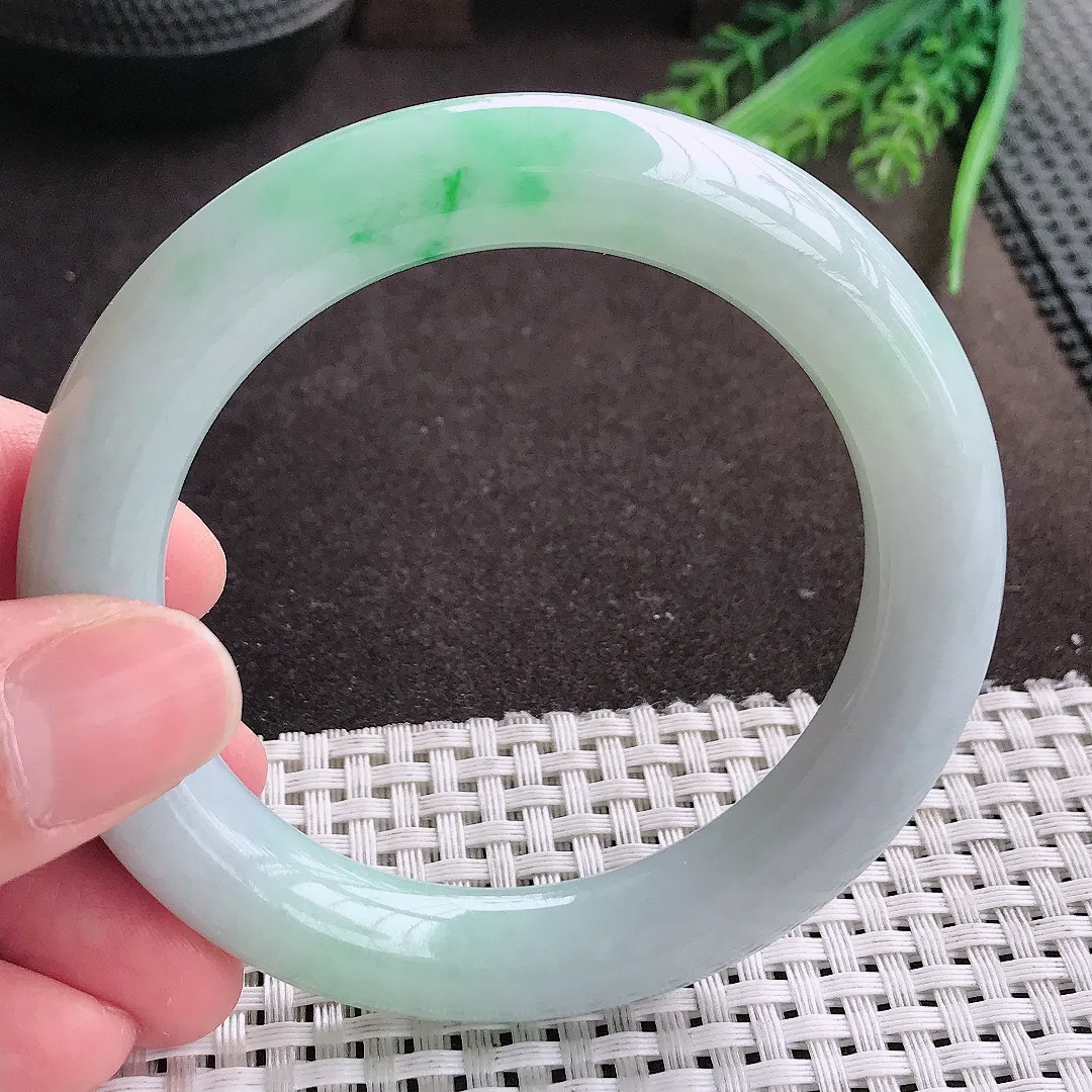 实拍A货翡翠56/11老坑冰润飘绿圆条手镯翡翠玉镯