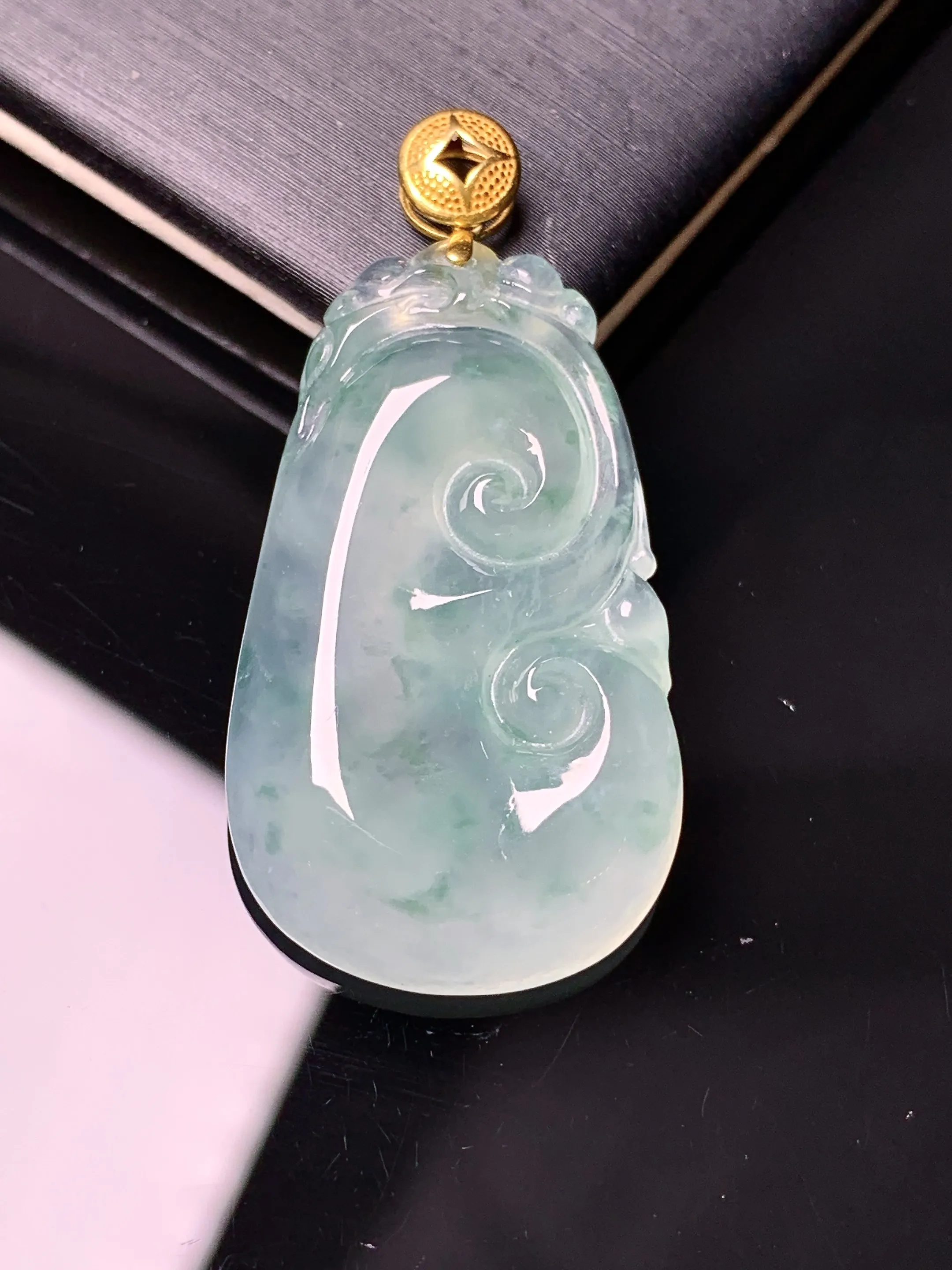 18金镶嵌飘绿如意吊坠 玉质细腻 色泽清新艳丽 整体尺寸38.8*18.8*5.2