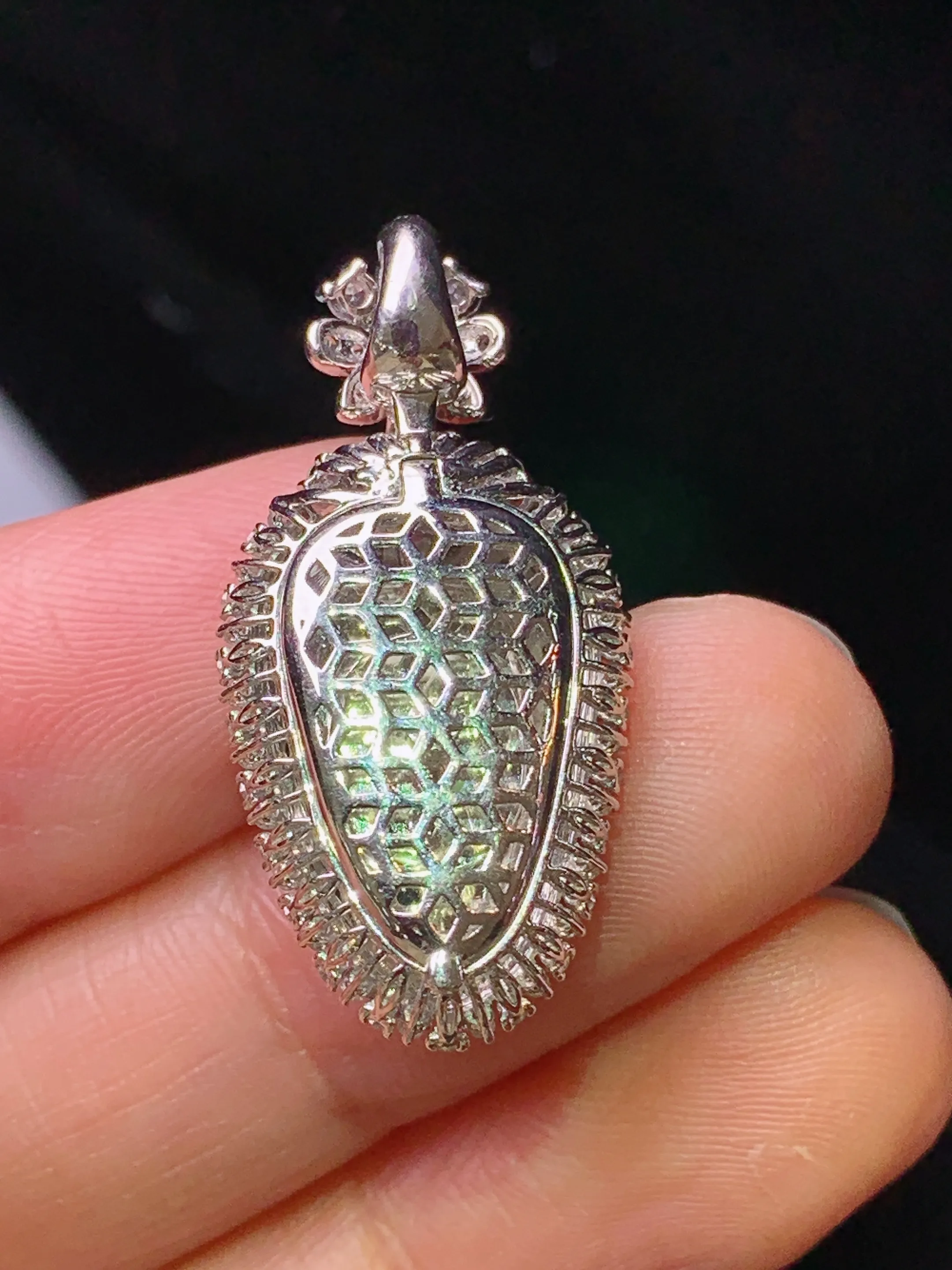 18k金钻镶嵌满绿树叶吊坠 玉质细腻 色泽艳丽清新 整体尺寸30.3*14.8*7.5