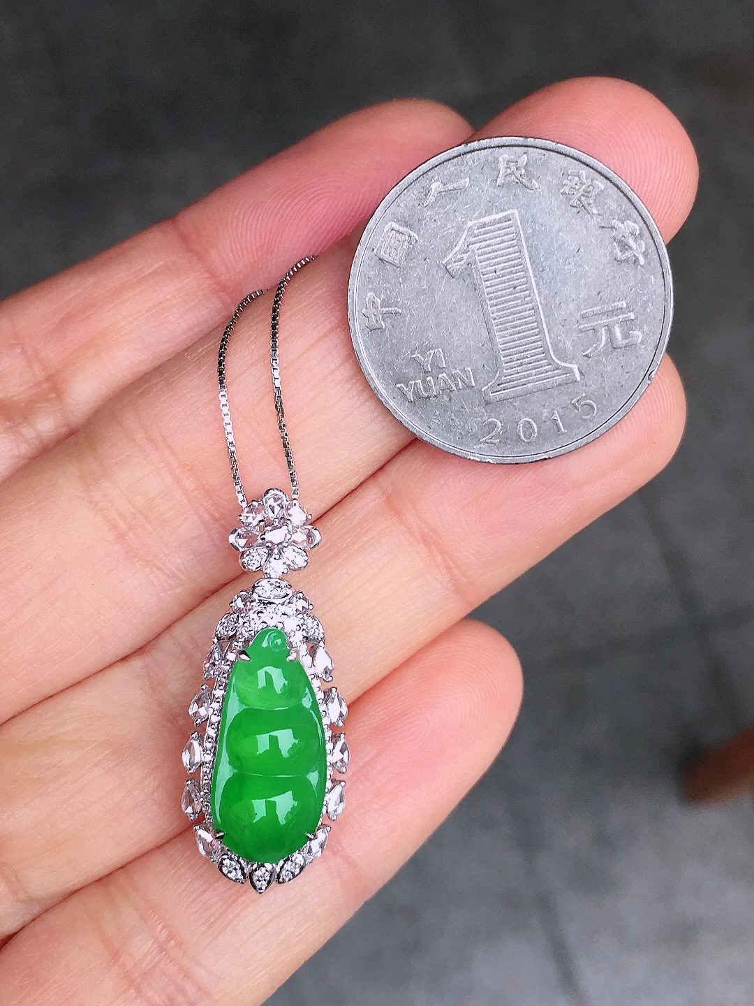 阳绿福豆吊坠，色泽均匀艳丽，玉质细腻，荧光感超
强，饱满圆润，尽显优雅气质，18k
金豪华镶嵌