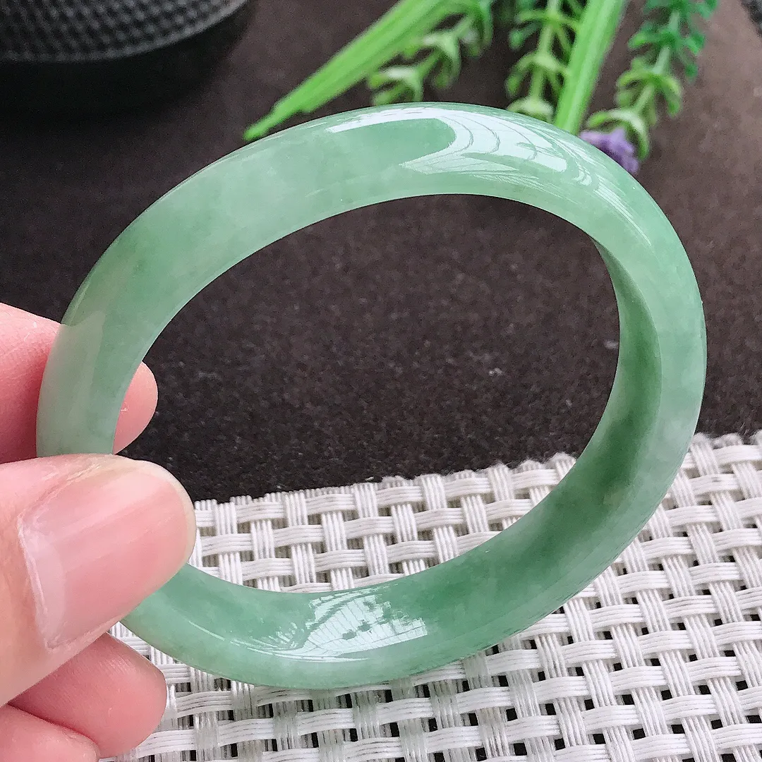 实拍A货翡翠53.5/47.5/12.2/7老坑秀气温润满绿贵妃手镯宽边翡翠玉镯