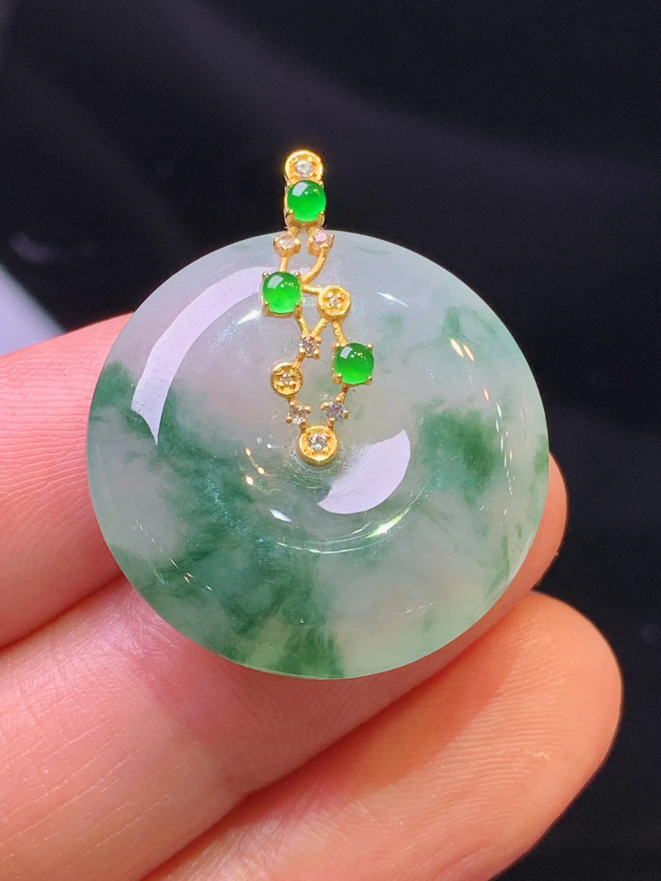 18金镶嵌飘绿平安扣吊坠 玉质细腻 色泽清新艳丽 整体尺寸27.5*5.8