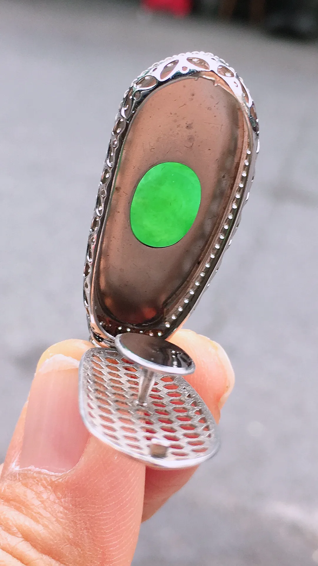 阳绿福豆吊坠，色泽均匀艳丽，玉质细腻，荧光感超
强，饱满圆润，尽显优雅气质，18k
金豪华镶嵌