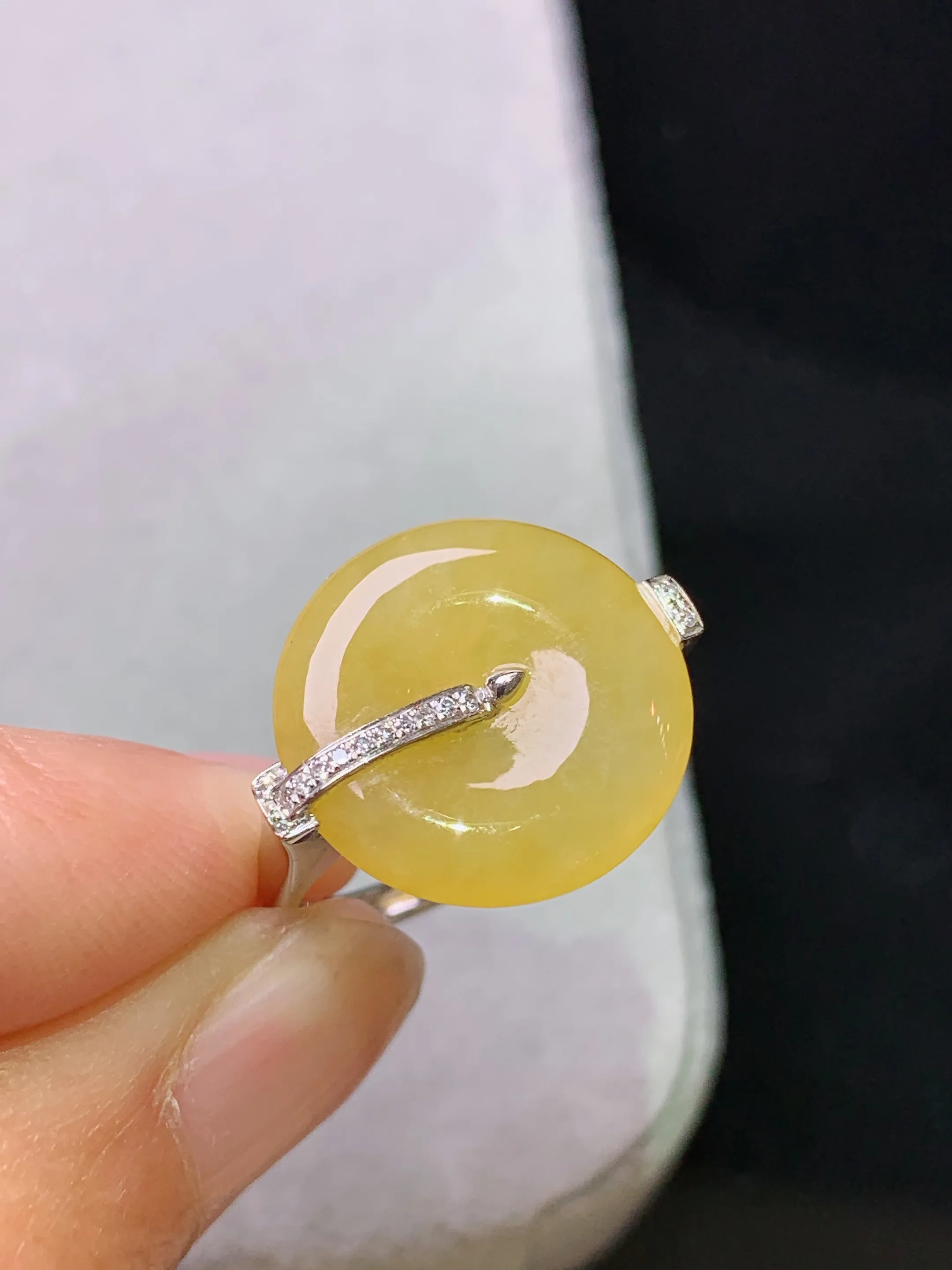 18k金钻镶嵌黄翡平安扣戒指 玉质细腻 色泽艳丽清新 圈口14.5 整体尺寸 15.6*3.2