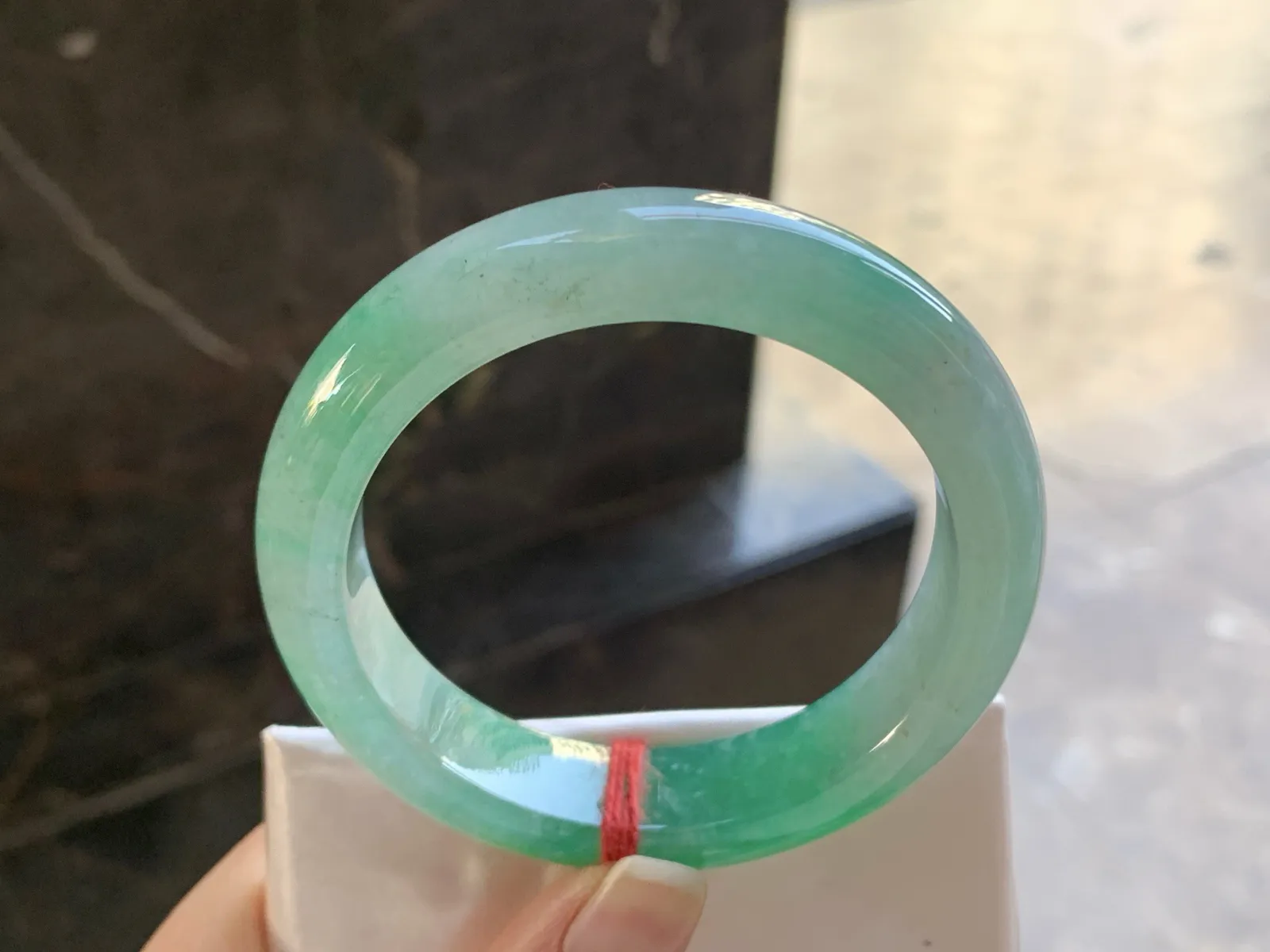 54-13.3-8.7

绿色手镯^_^颜色鲜艳 玉质温润 起光