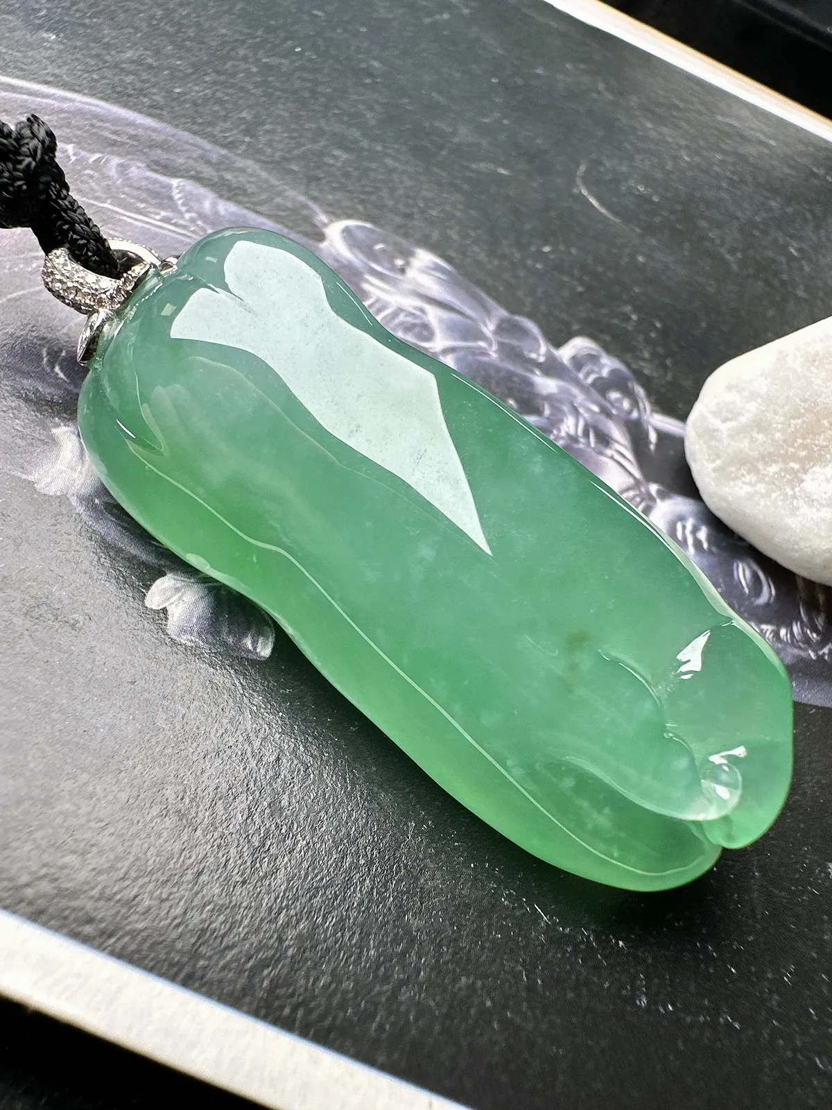 【冰种满绿呱呱来财吊坠】大尺寸佛手瓜，质地冰润细腻，种老起光，收藏品质，18k金钻镶嵌扣头，裸石尺寸51.5*20*16毫米