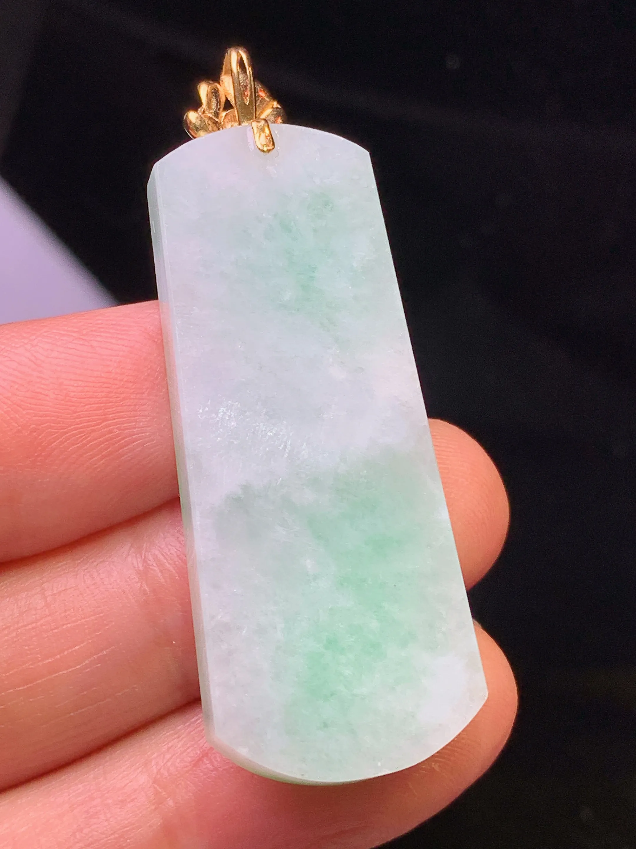 18金镶嵌翠绿无事牌吊坠 玉质细腻 色泽清新艳丽 整体尺寸47.8*16.7*4.7