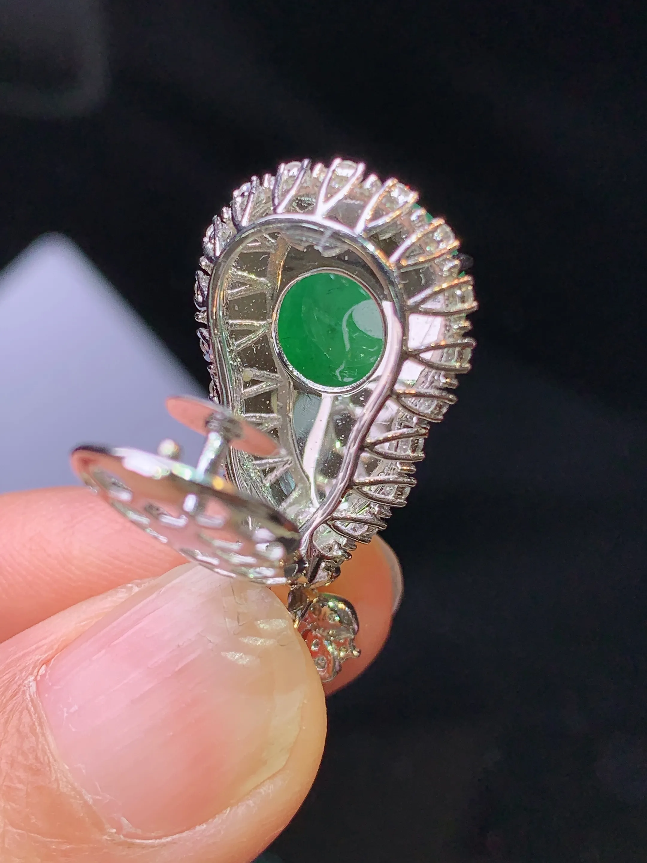 18k金钻镶嵌翠绿葫芦吊坠 玉质细腻 色泽艳丽清新 整体尺寸31.6*16*13.7