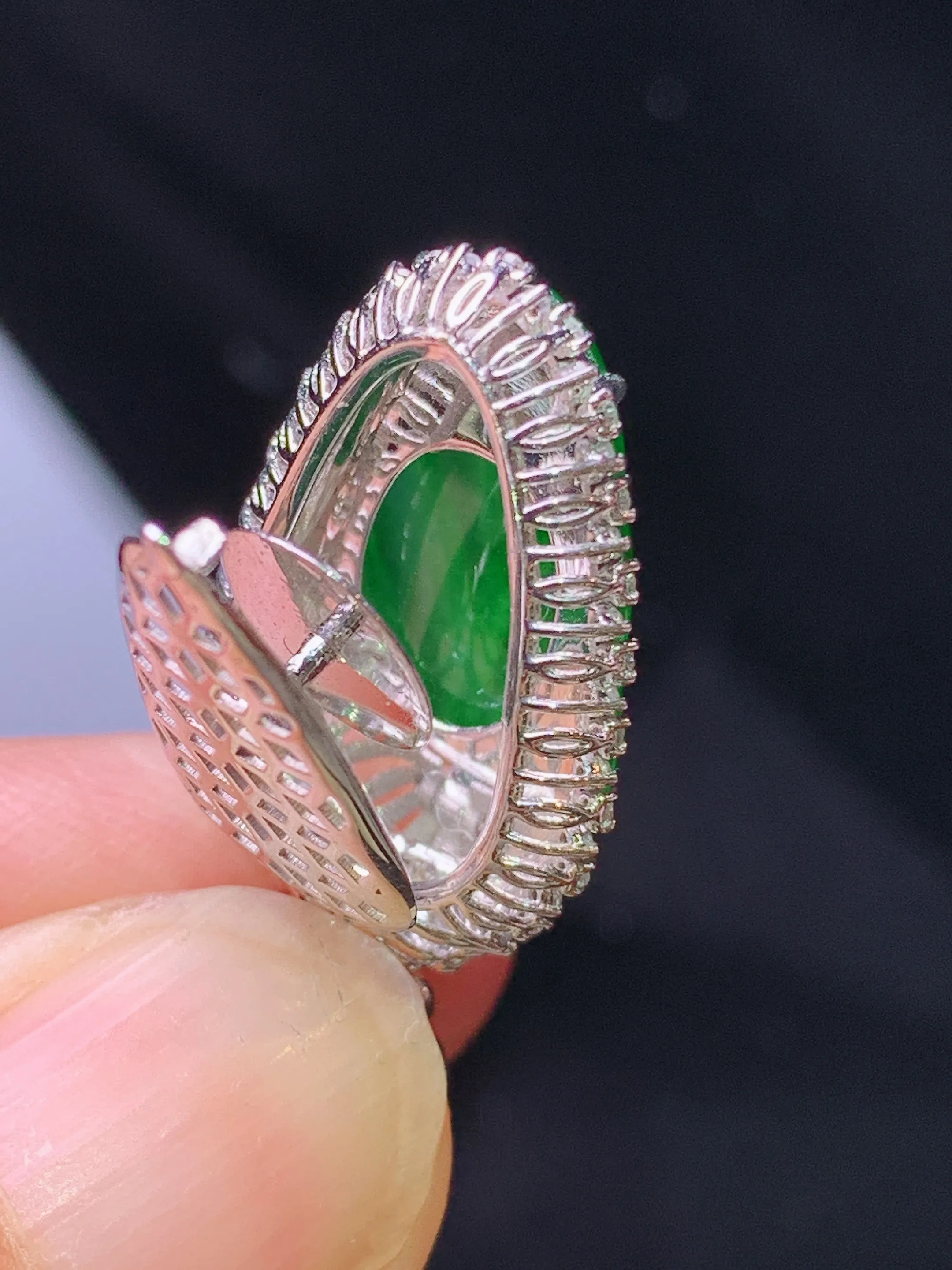 18k金钻镶嵌满绿树叶吊坠 玉质细腻 色泽艳丽清新 整体尺寸30.3*14.8*7.5