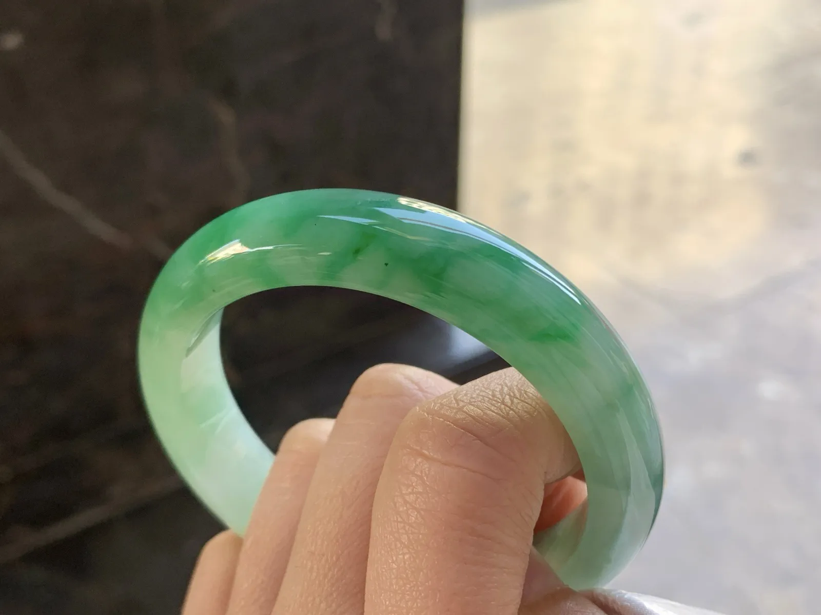 56-12.9-8.3

绿色手镯^_^颜色鲜艳 玉质温润