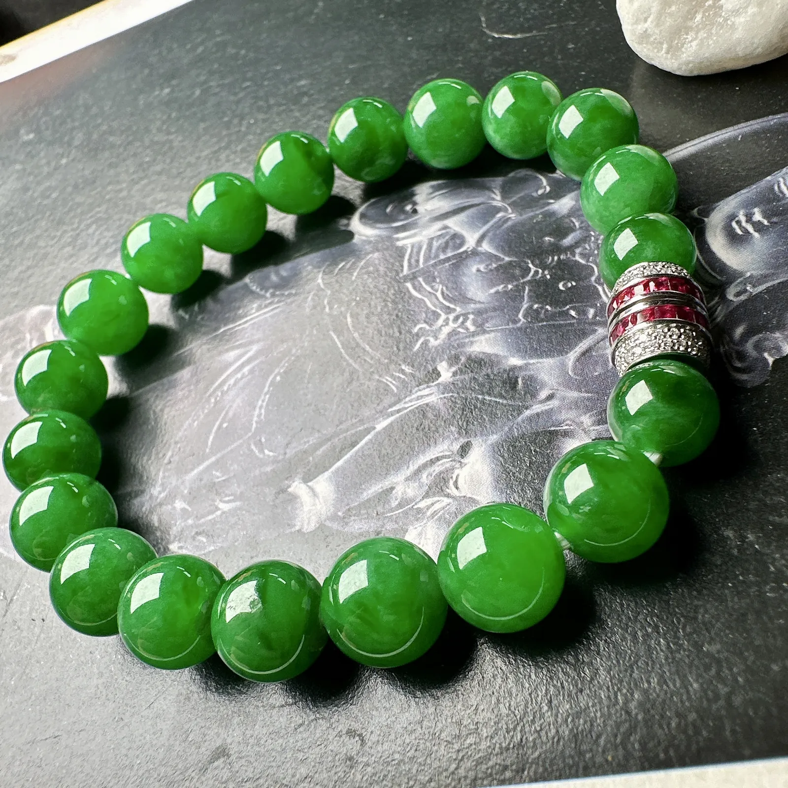 【冰种满绿圆珠手串】辣绿色泽，冰感十足，通透闪亮，颜色很艳丽，收藏品质，推荐入手。直径8.4-10.
