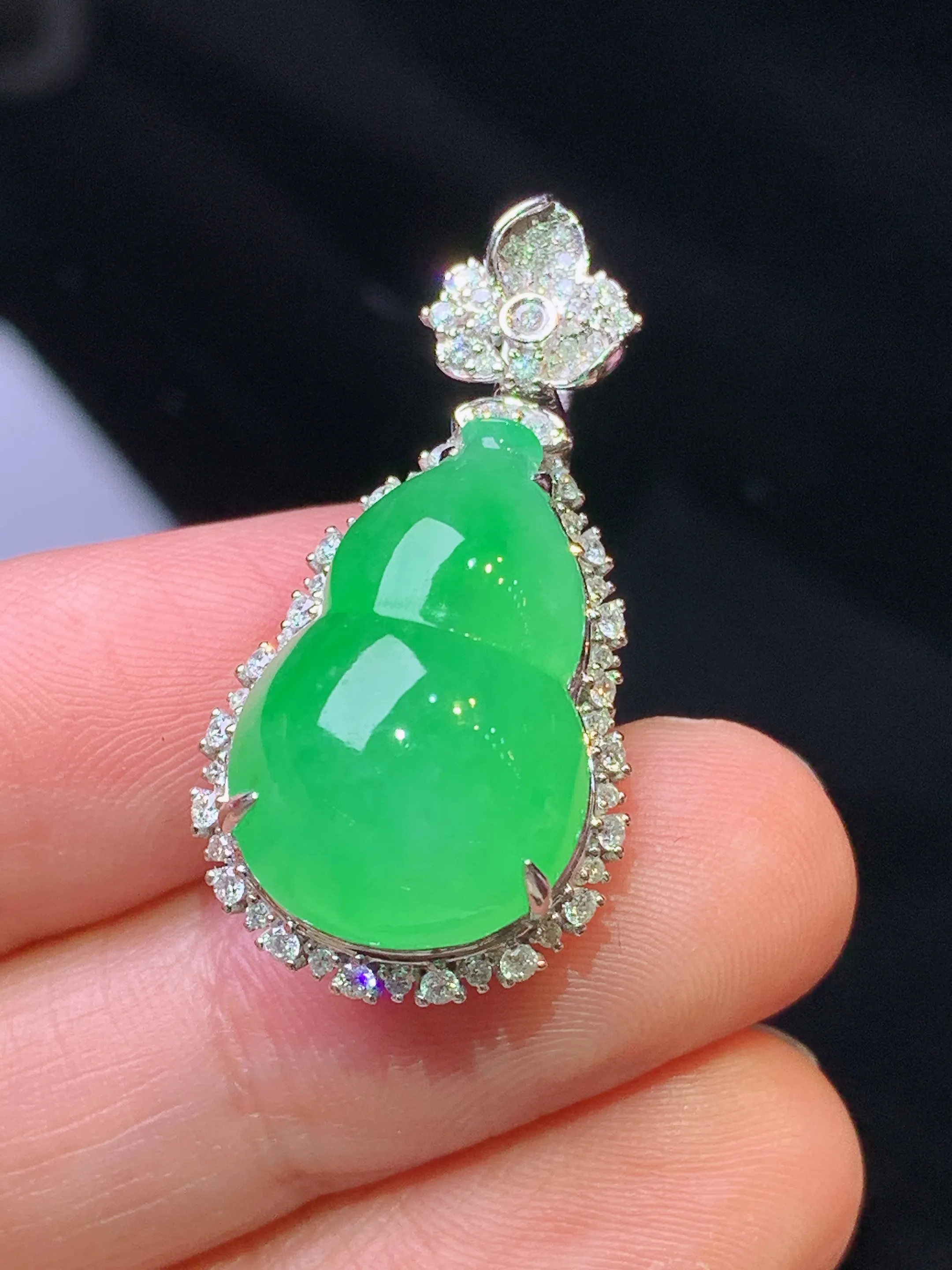 18k金钻镶嵌翠绿葫芦吊坠 玉质细腻 色泽艳丽清新 整体尺寸31.6*16*13.7