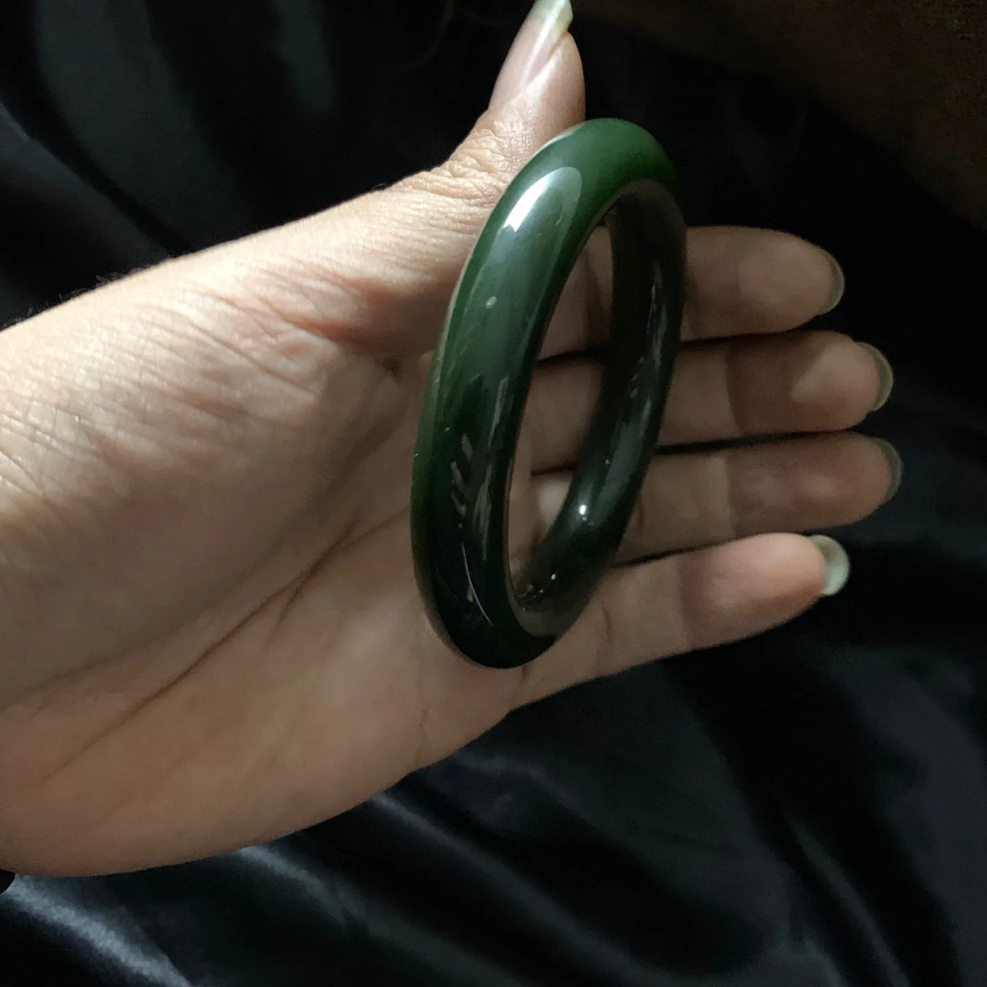 54.5圈口和田玉碧玉菠菜绿肥圆条手镯【挽间柔情】，和田玉54.5圈口肥圆条手镯，镯型古朴典雅。在诗情画意的雨巷相遇，你是我腕间的一抹风情，有你眸有深情.清风荡漾湖间静水，我愿俯身低眉，在烟波涟漪处寻