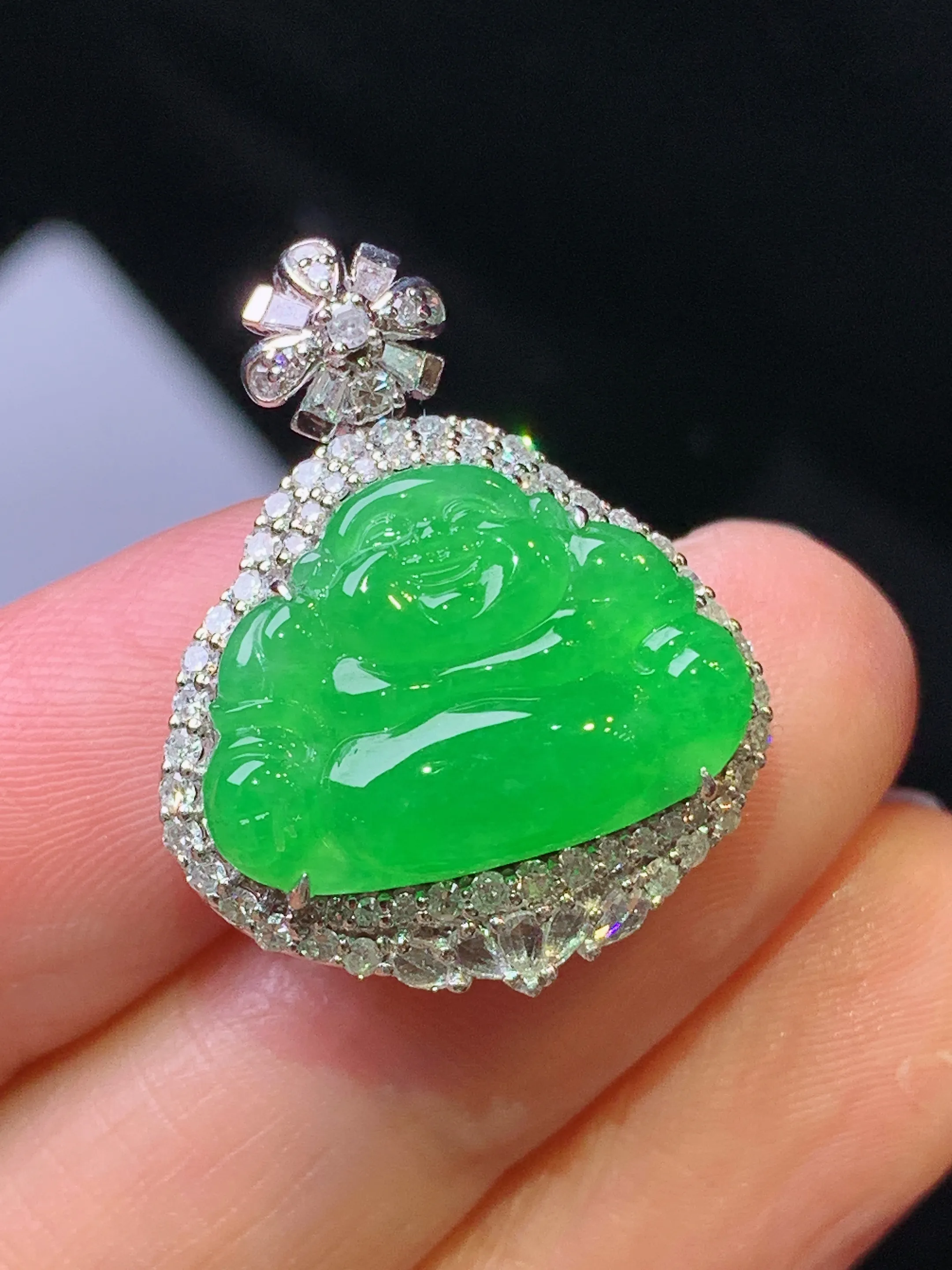 18k金钻镶嵌满绿佛公吊坠 玉质细腻 色泽艳丽清新 整体尺寸26*20.5*9.5