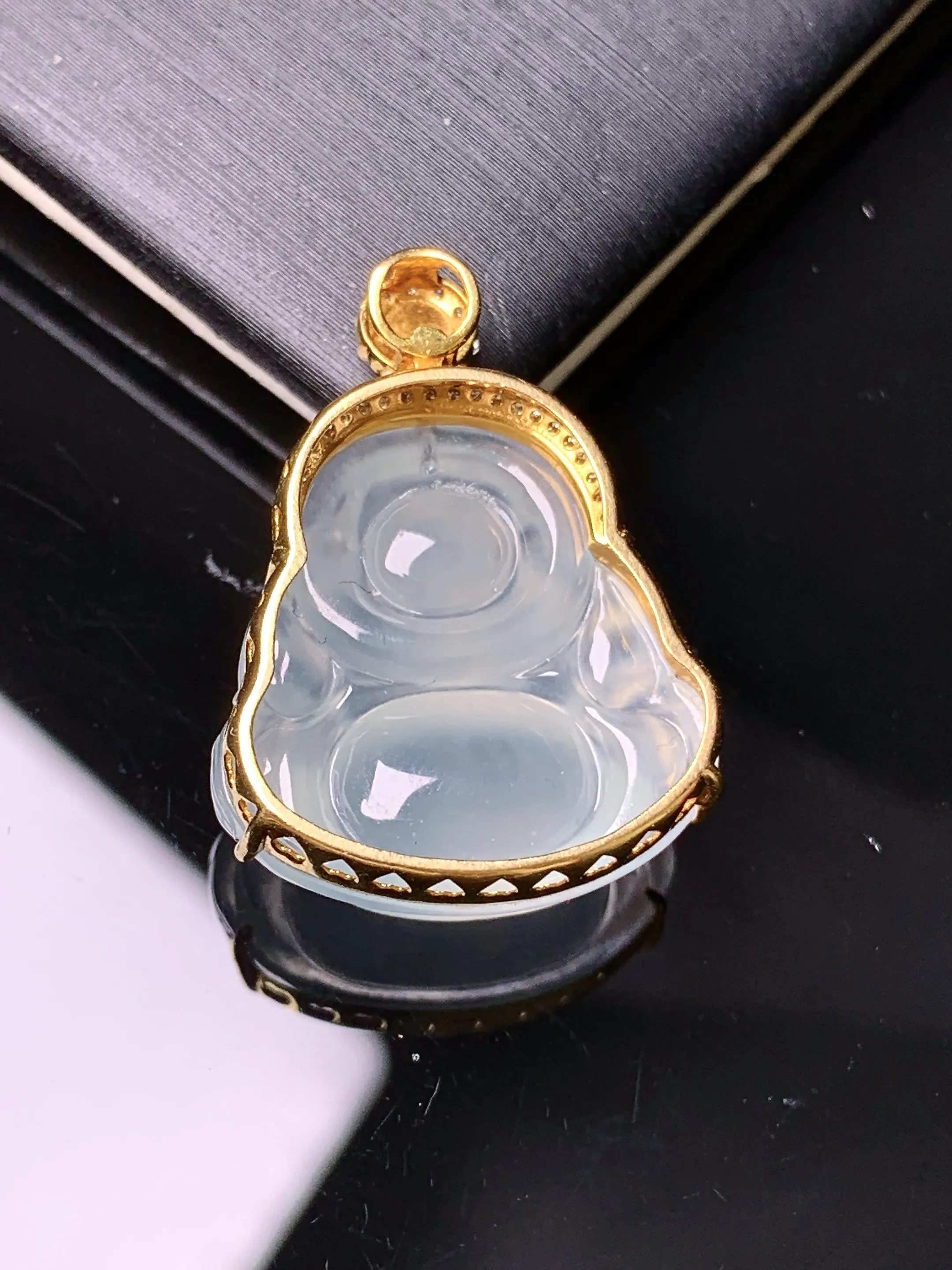 18k金钻镶嵌冰种佛公吊坠 玉质细腻 色泽艳丽清新 整体尺寸25.8*19*9.3