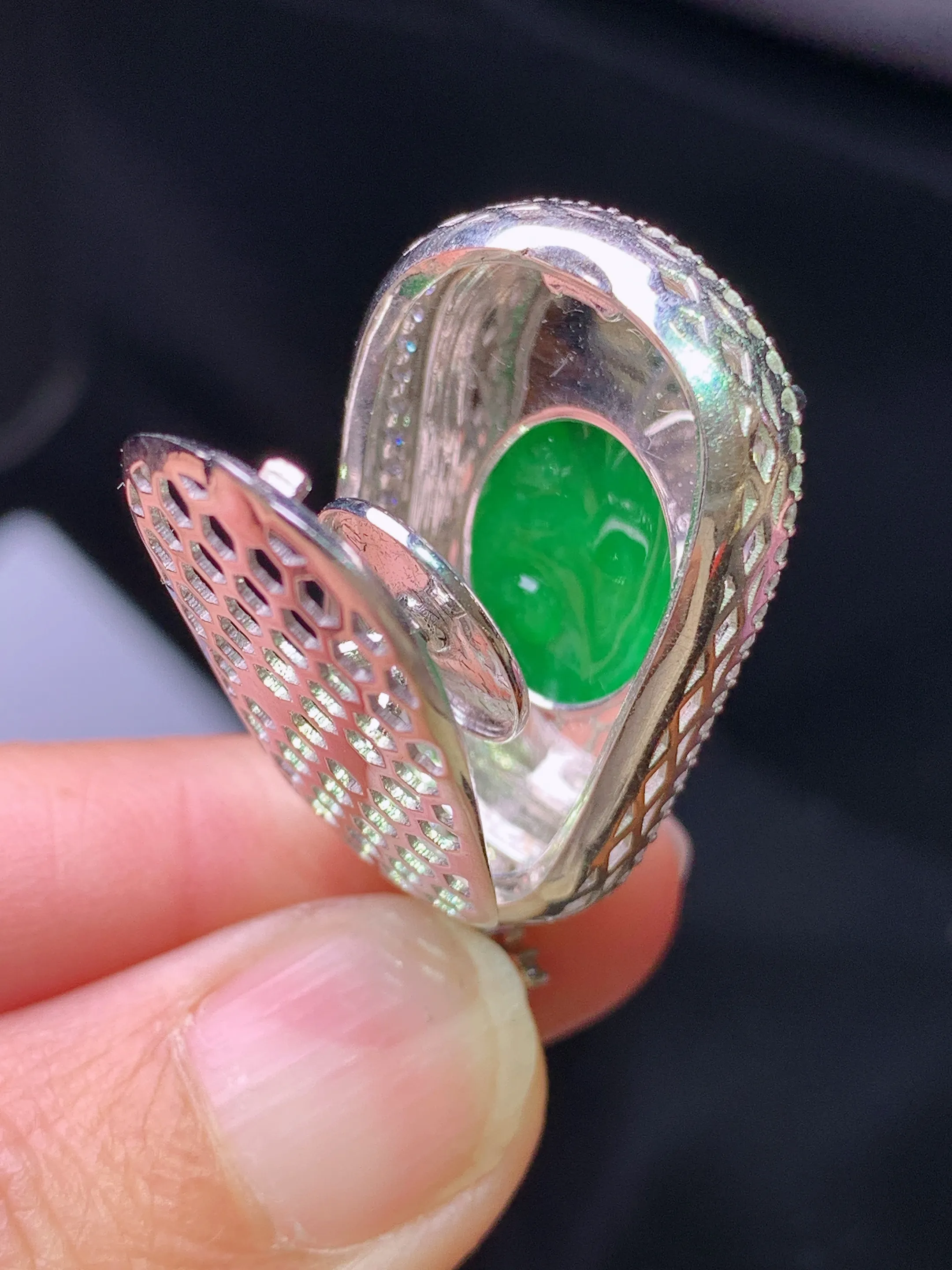 18k金钻镶嵌满绿如意吊坠 玉质细腻 色泽艳丽清新 整体尺寸37.6*19.6*9.8