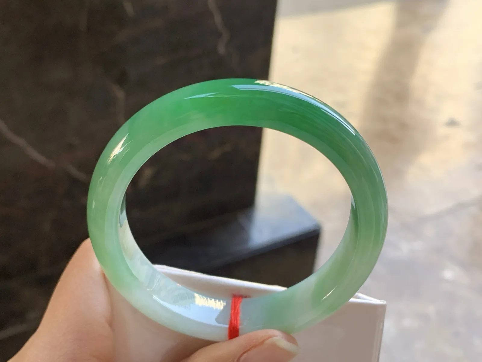 56-12.6-8.3

浓绿色手镯^_^鲜艳 玉质温润 底妆细腻