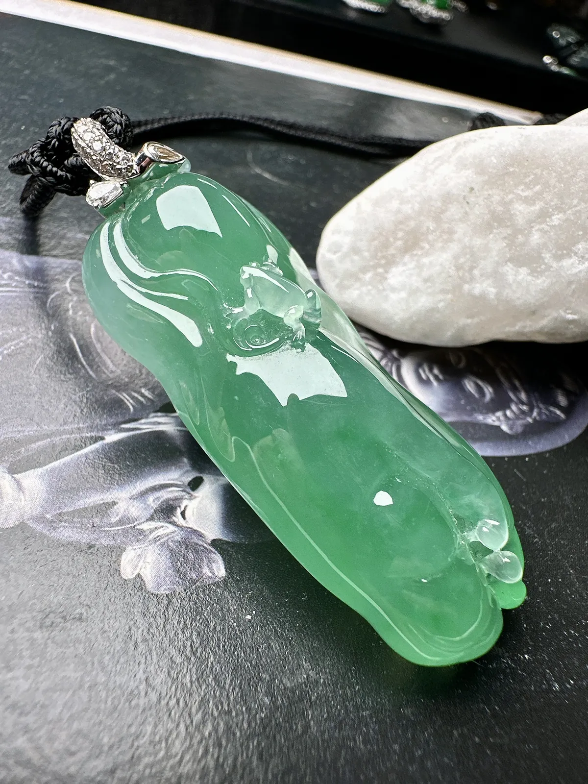 【冰种满绿呱呱来财吊坠】大尺寸佛手瓜，质地冰润细腻，种老起光，收藏品质，18k金钻镶嵌扣头，裸石尺寸