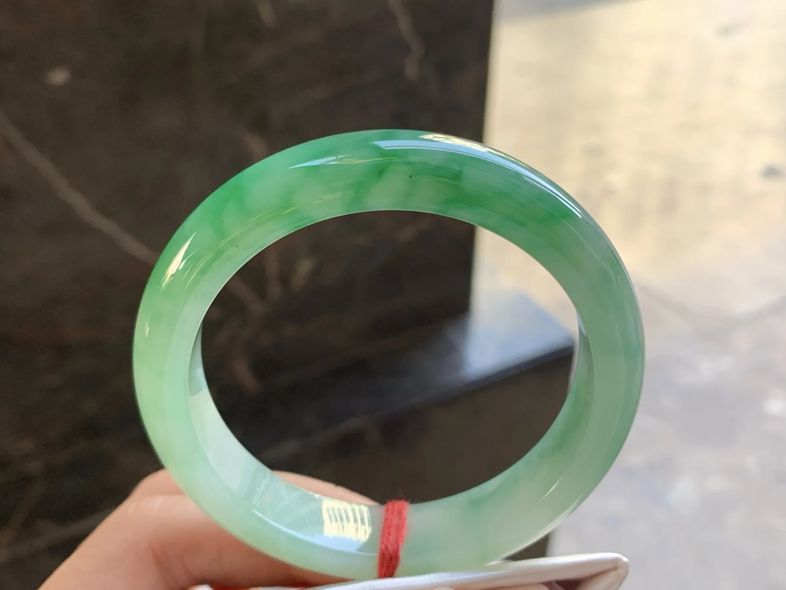 56-12.9-8.3

绿色手镯^_^颜色鲜艳 玉质温润