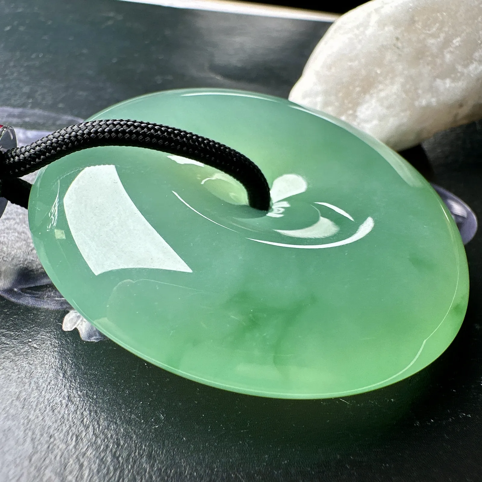 【冰种淡绿大扣子】巨无霸大平安扣，老坑料子，质量很高，大件厚装，上身霸气，难得一见的高品质大扣子，收藏品质。