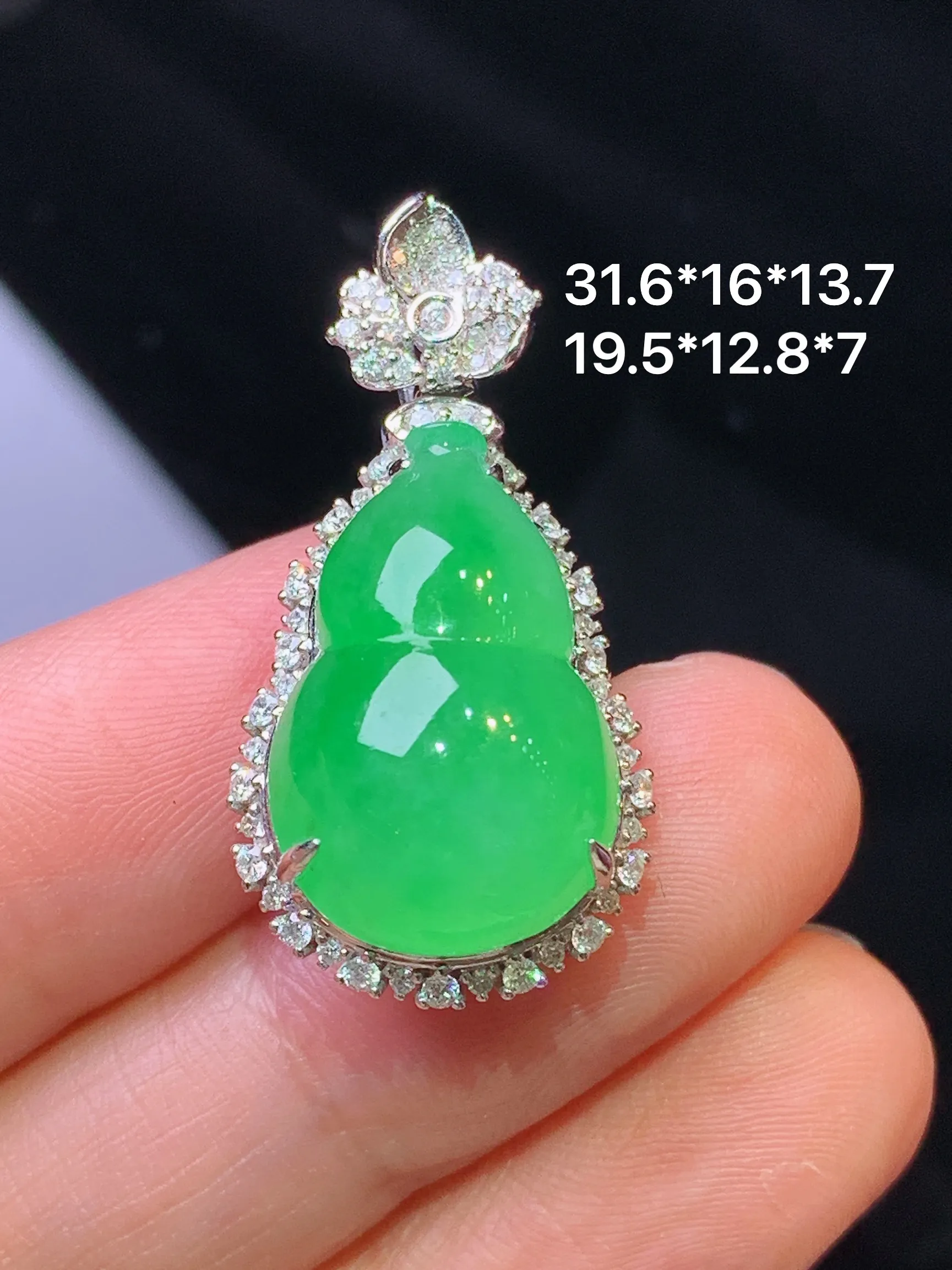 18k金钻镶嵌翠绿葫芦吊坠 玉质细腻 色泽艳丽清新 整体尺寸31.6*16*13.7