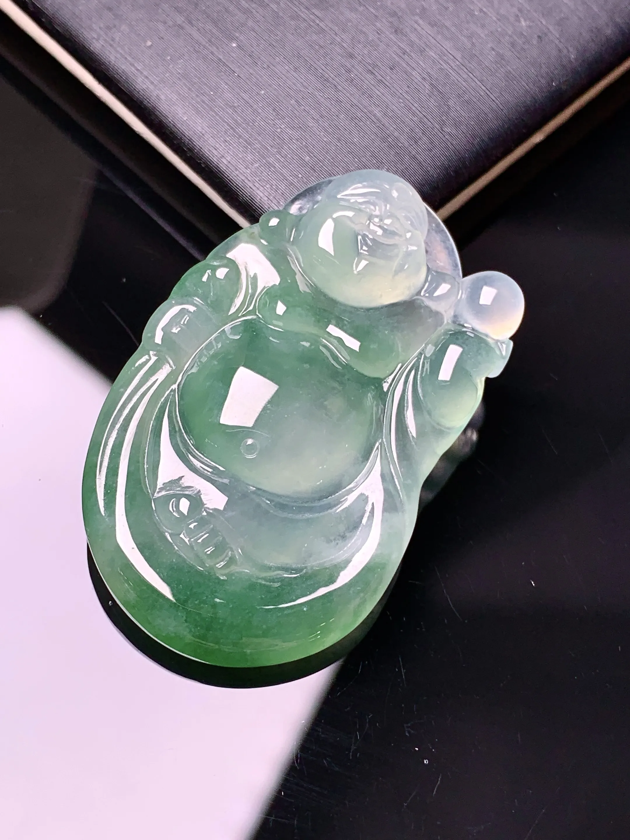 冰种飘绿逍遥佛公吊坠 玉质细腻 色泽清新艳丽 整体尺寸36.7*22.6*5.5