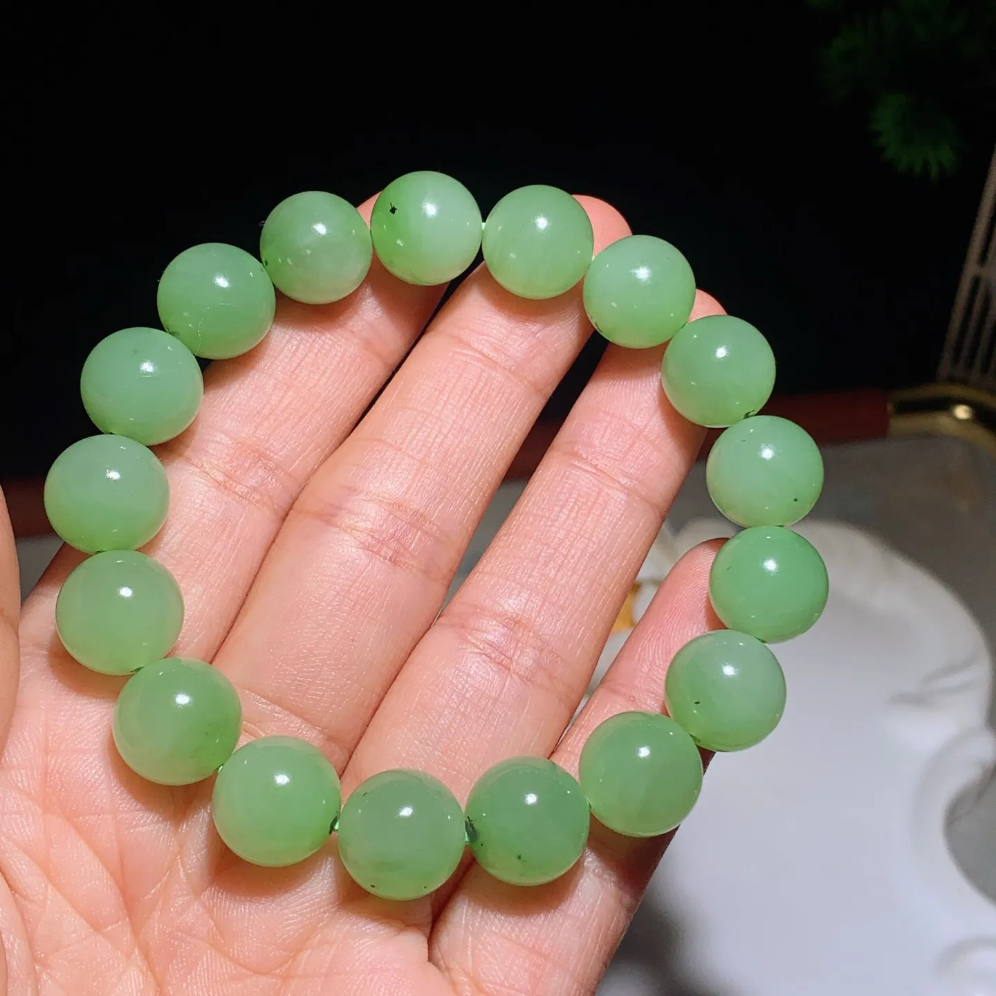 和田玉苹果绿俄罗斯碧玉手串 单颗尺寸12！玉质细腻油润。手推出油。佩戴高端典雅。lt260122