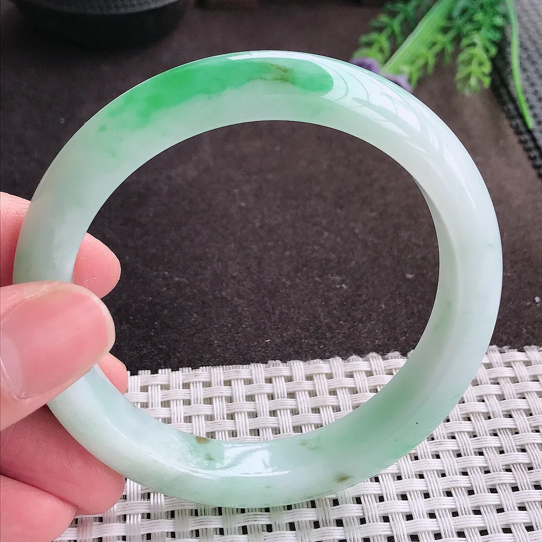 实拍A货翡翠61/12.2/9大圈口老坑精美飘阳绿手镯宽边翡翠玉镯