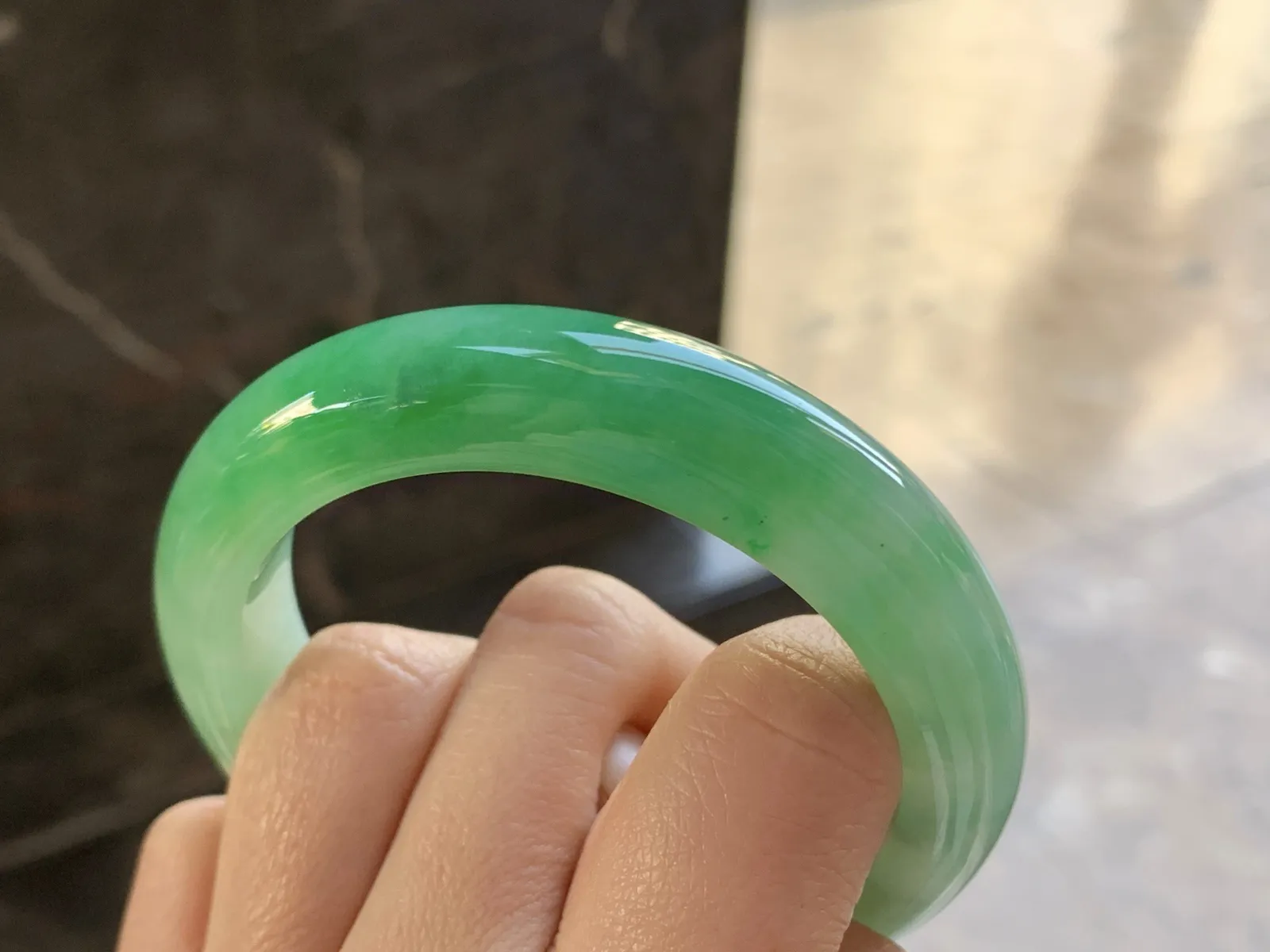 54-12.5-9.3

浓绿色手镯^_^鲜艳 玉质温润