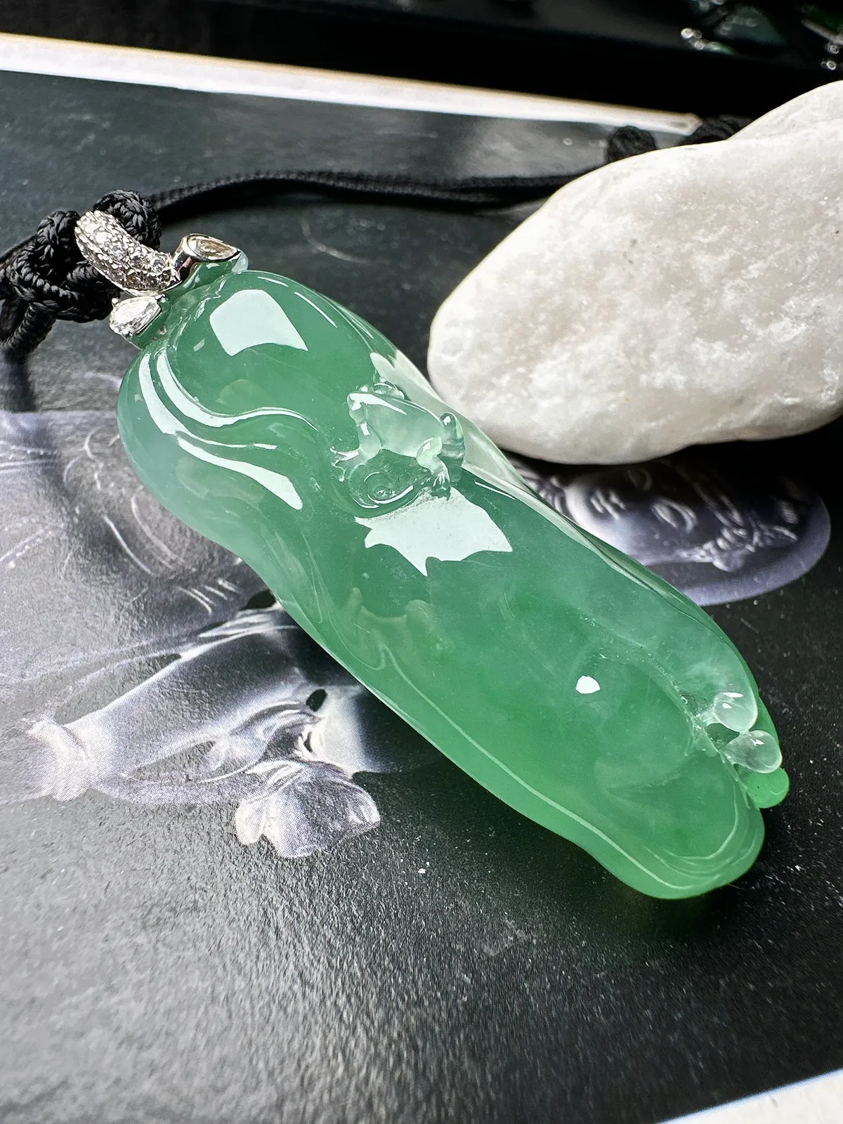 【冰种满绿呱呱来财吊坠】大尺寸佛手瓜，质地冰润细腻，种老起光，收藏品质，18k金钻镶嵌扣头，裸石尺寸51.5*20*16毫米